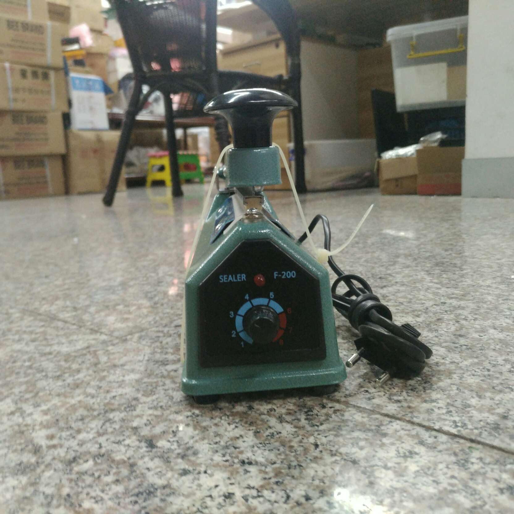 PFS-200 Plastic hand-press sealing machine Item Picture