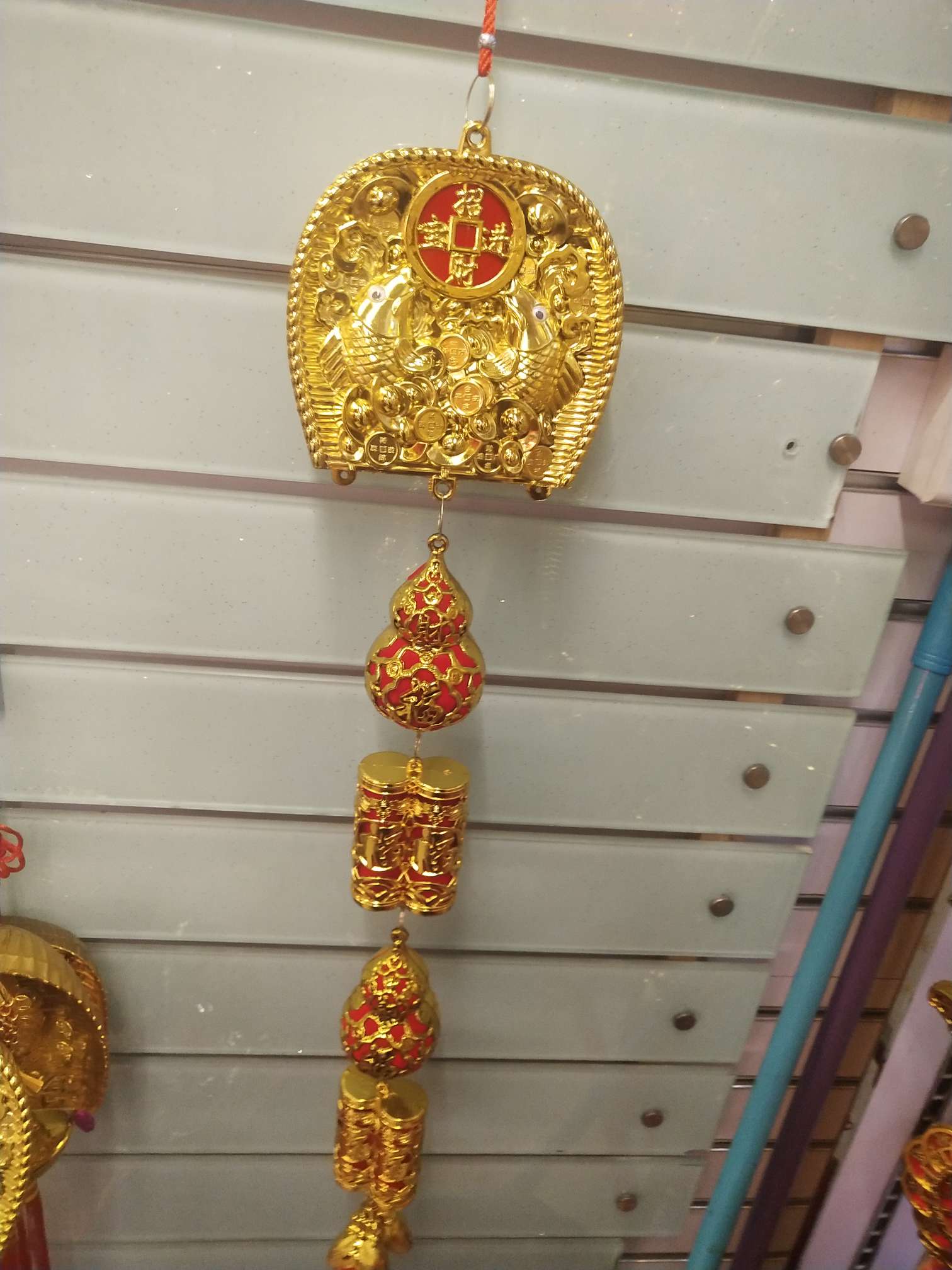 Medium-sized golden bucket hanging long string festive wedding and festival supplies factory direct sales. Customized according to samples. Moving into a new home