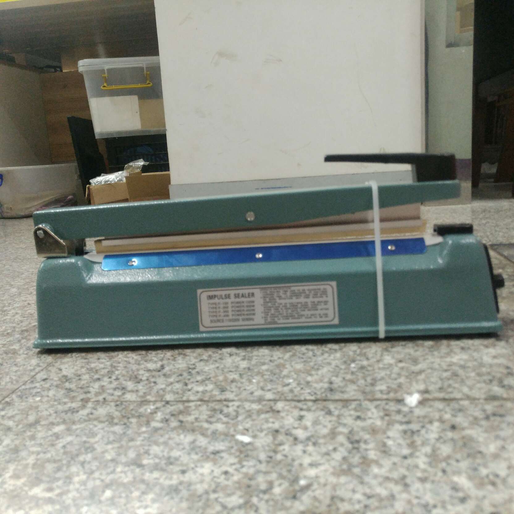 Iron PFS-300 hand-press sealing machine