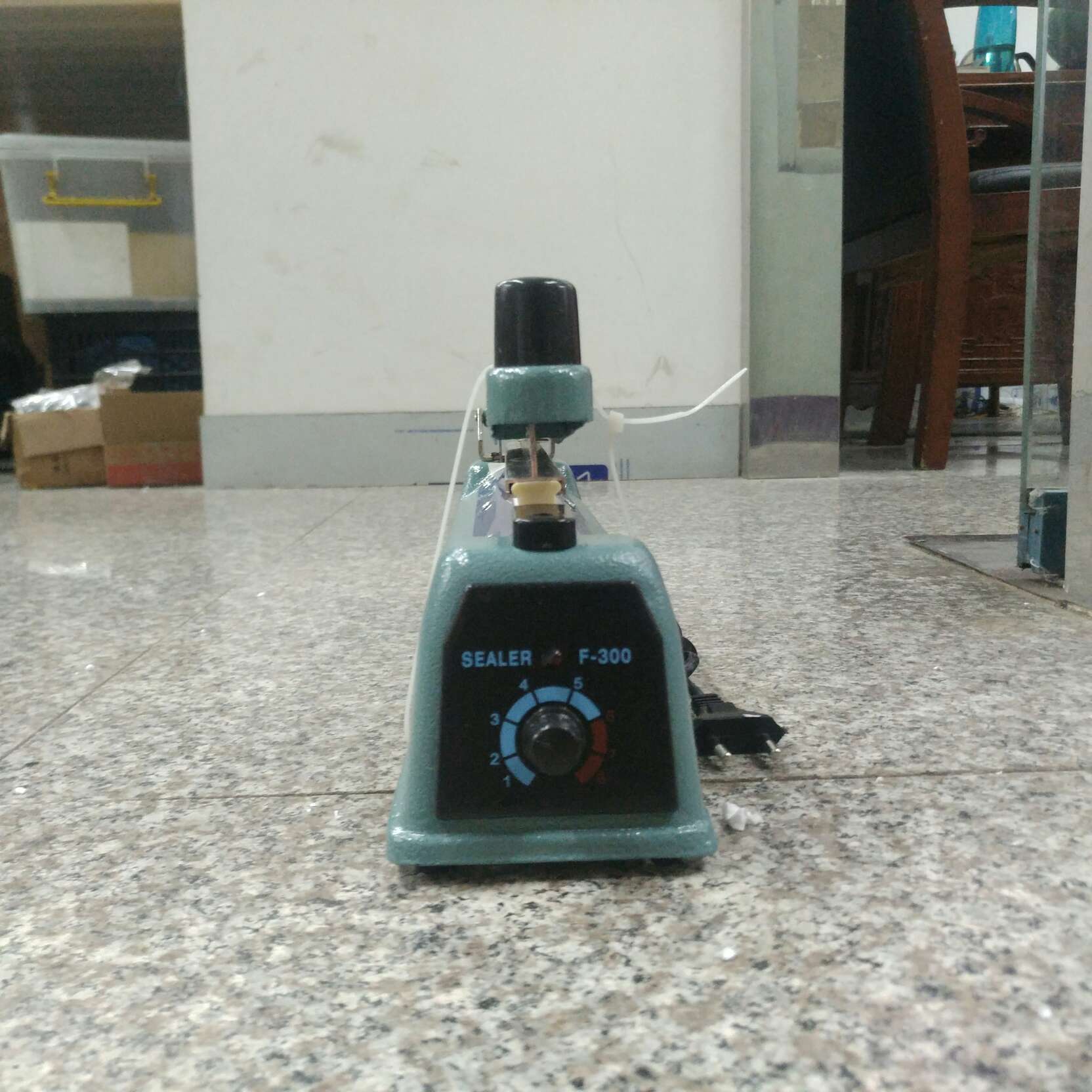 Iron PFS-300 hand-press sealing machine Application Scenario