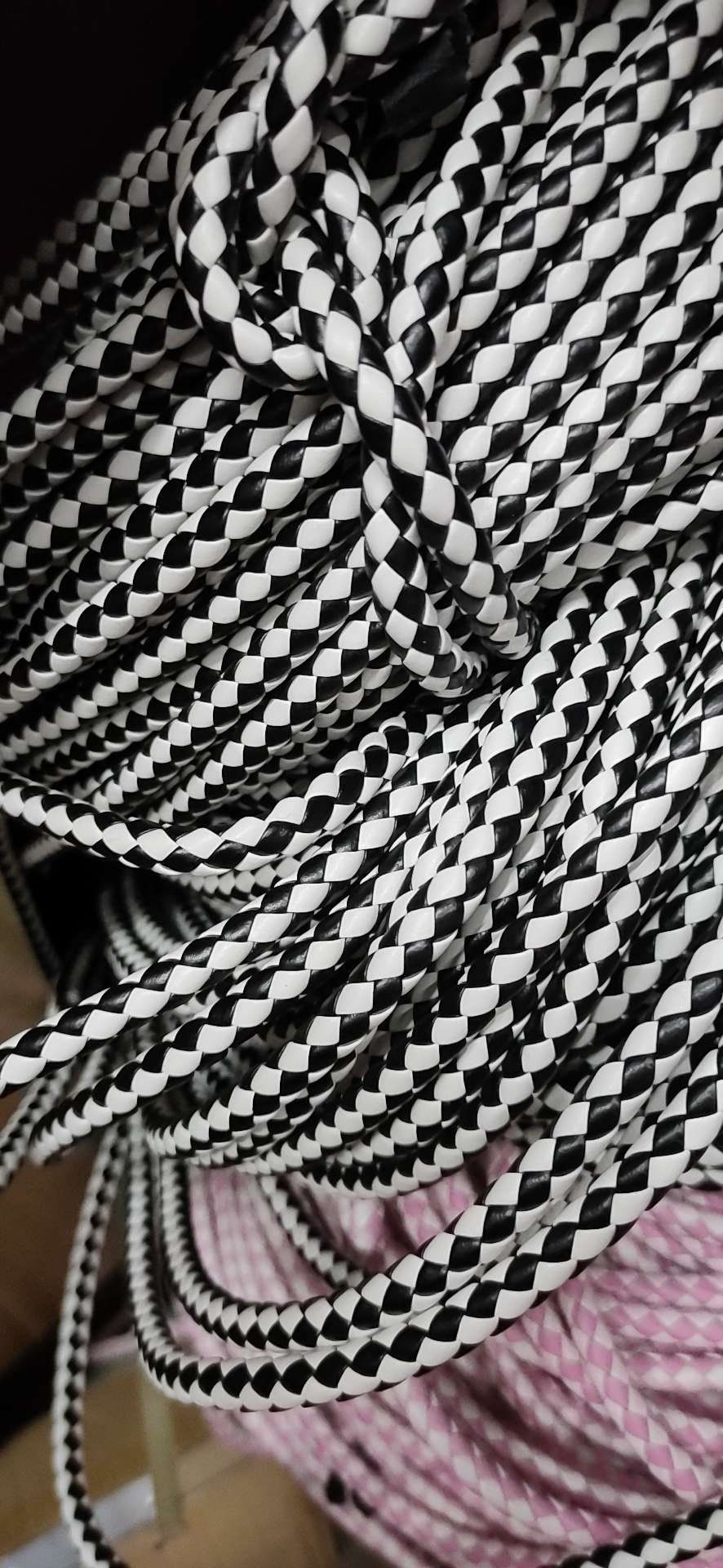 四股绳手机壳挂件白底实物图