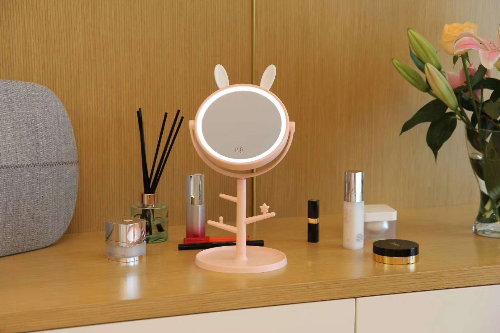 Web celebrity bunny Kitty tinker mirror light thumbnail