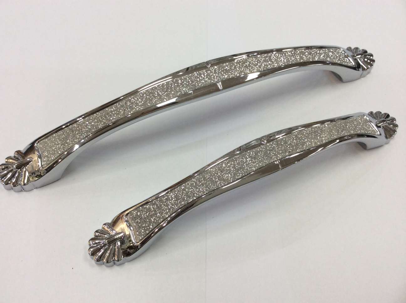 The weight and price of the zinc alloy handle 081332 with veneer are negotiable