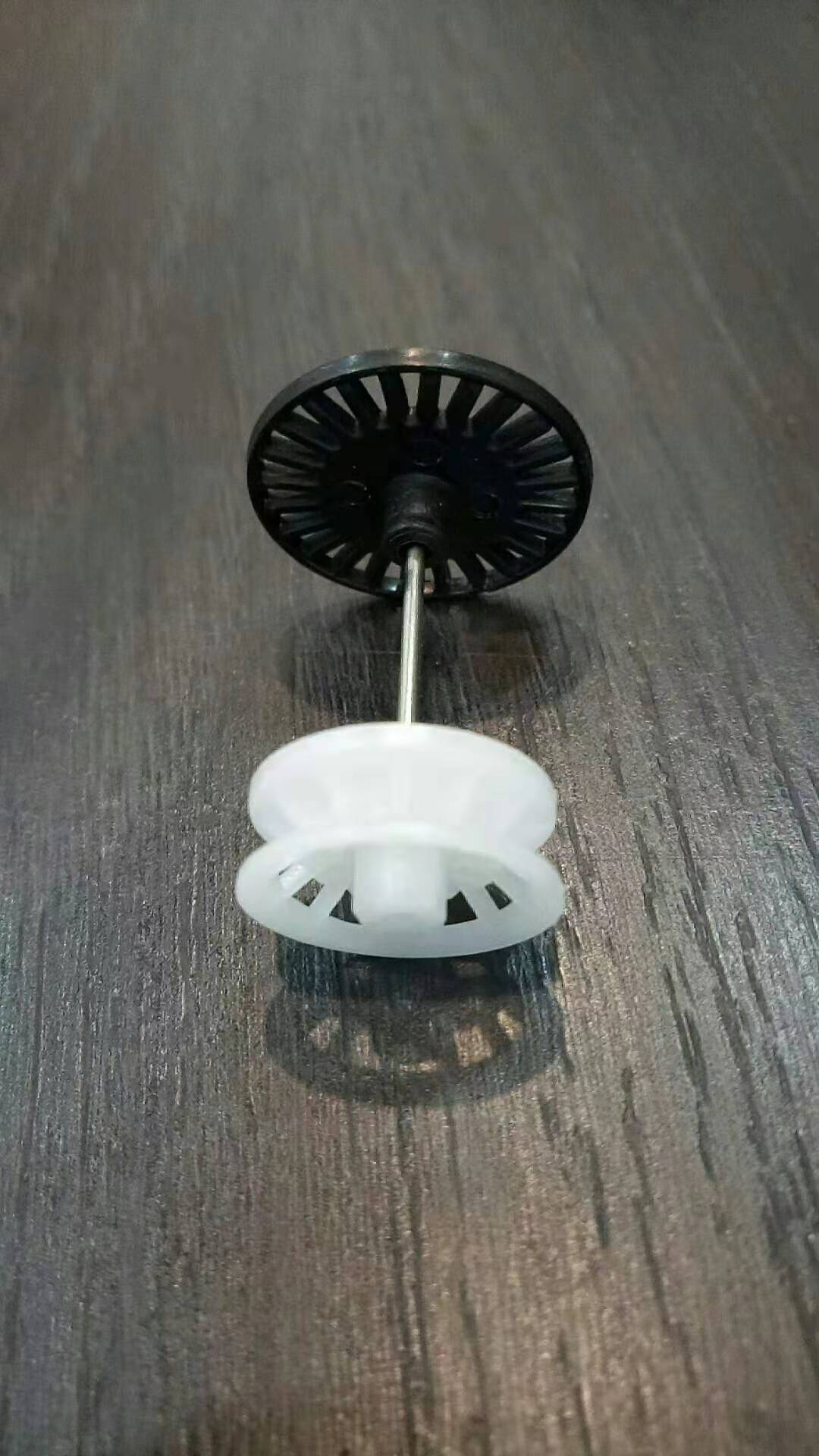 Bottom tie wheel