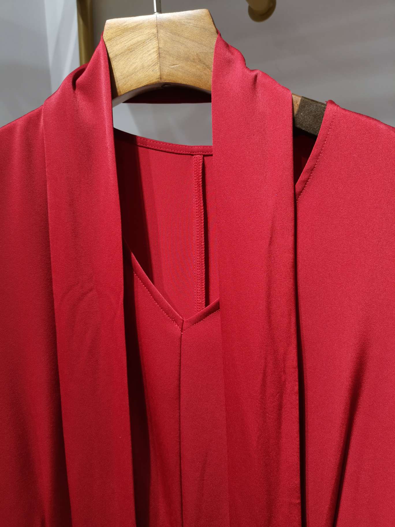 A big red envelope fashionable V-neck long ribbon business women's dress details Picture