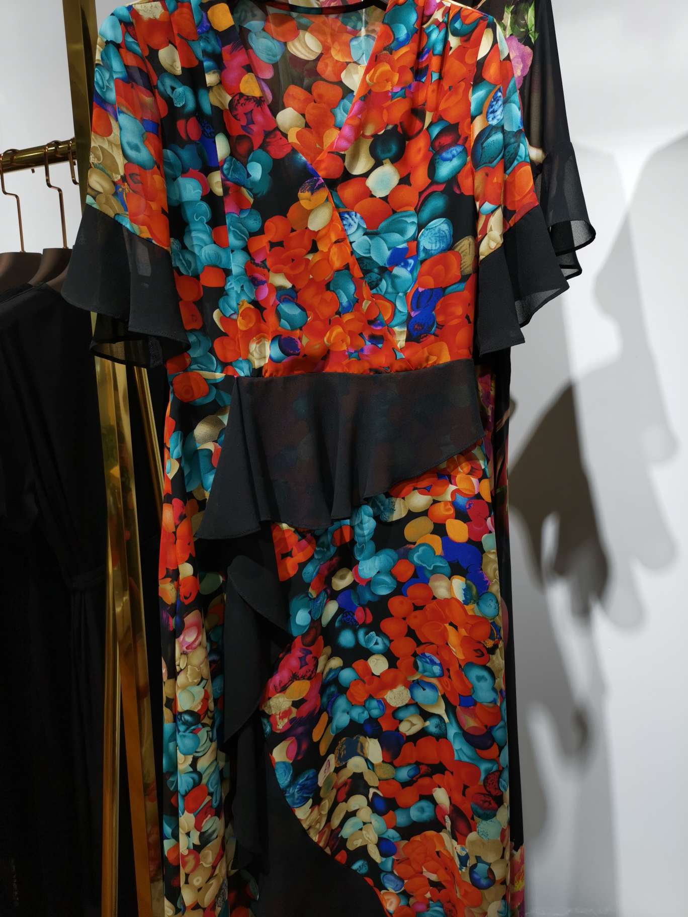 A fashionable women's dress with a Y-line collar and black chiffon edges