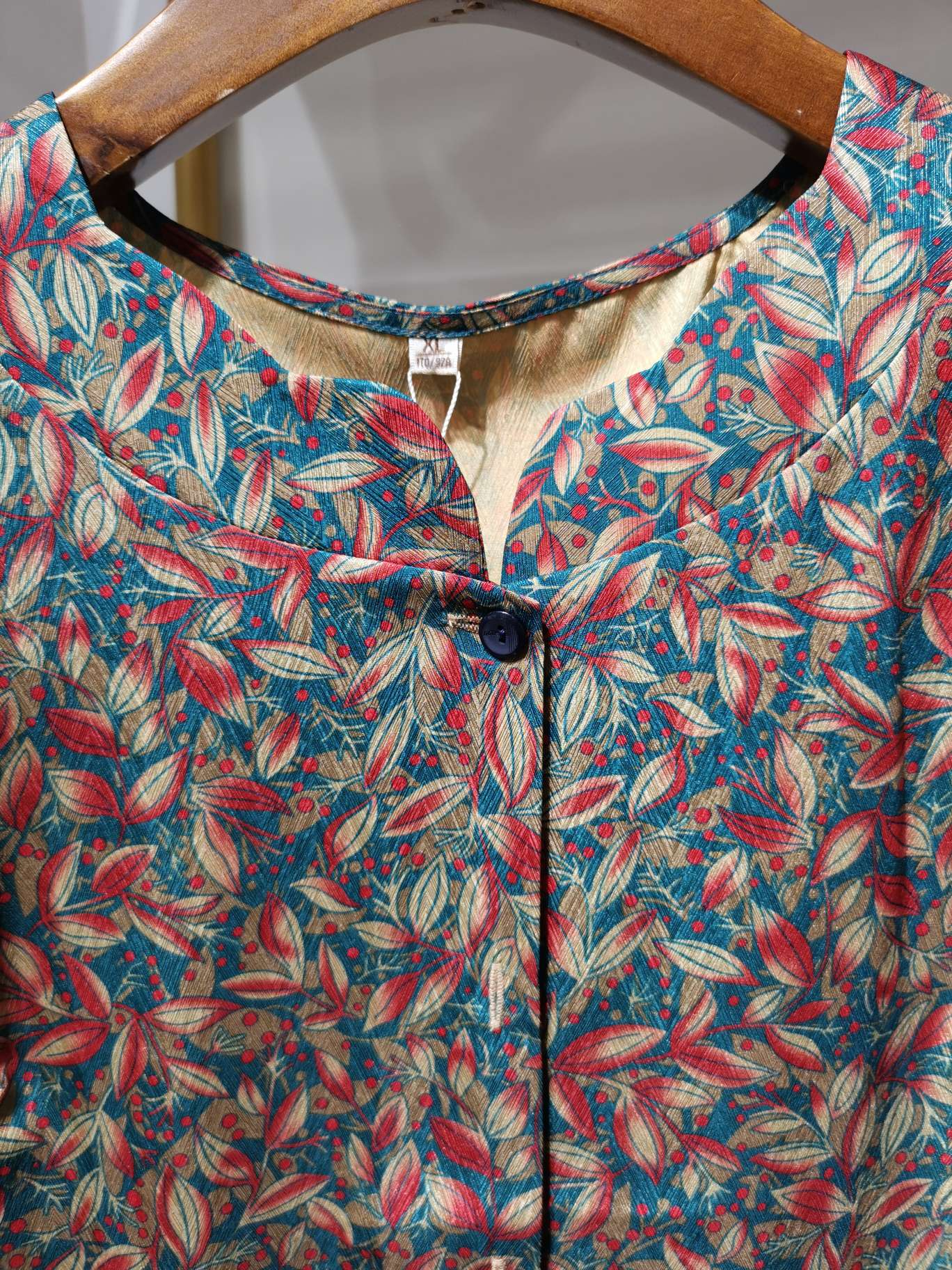 A fashionable multi-sided collar single-breasted color women's top Specification image