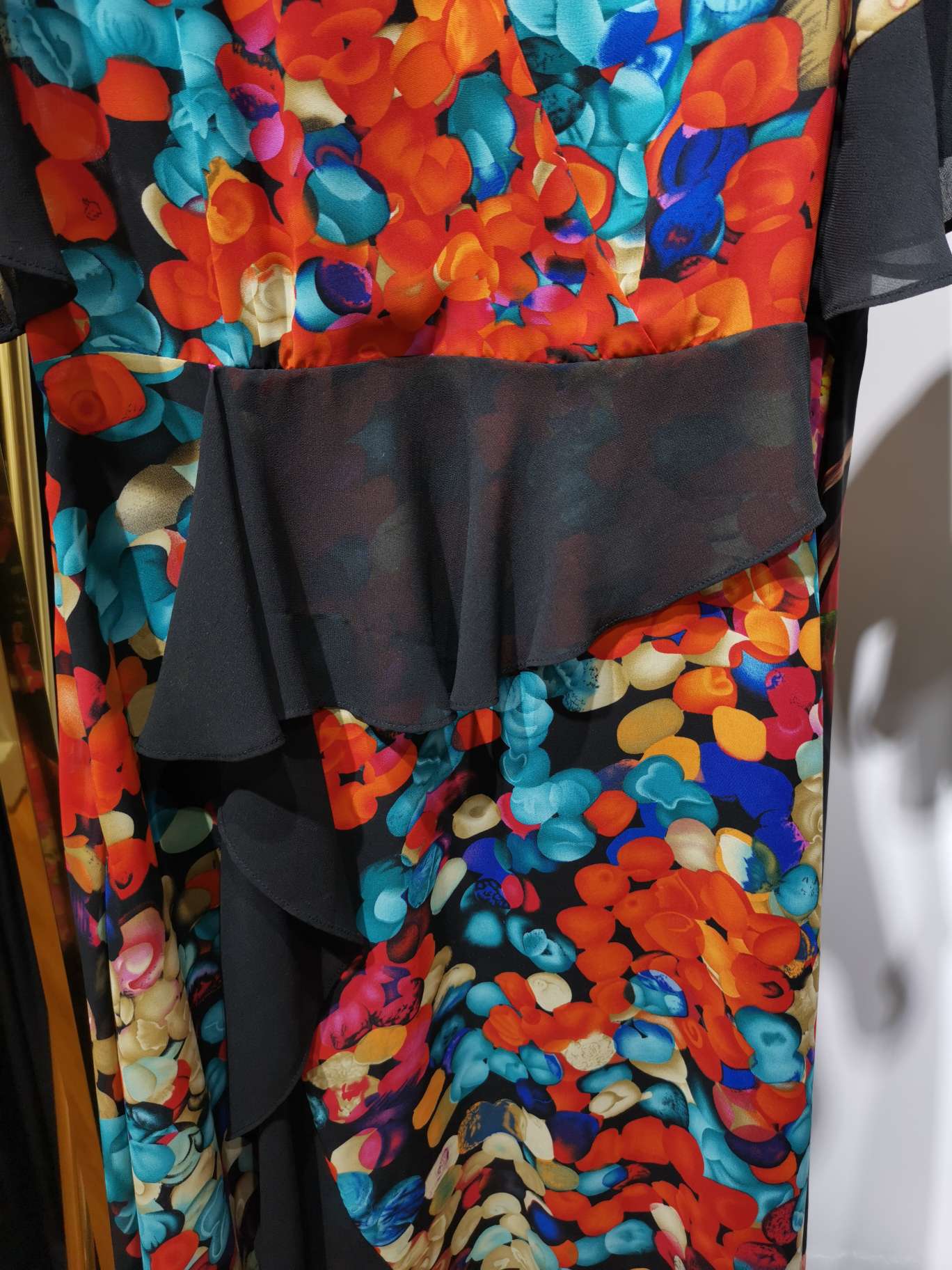 A fashionable women's dress with a Y-line collar and black chiffon edges Specification image