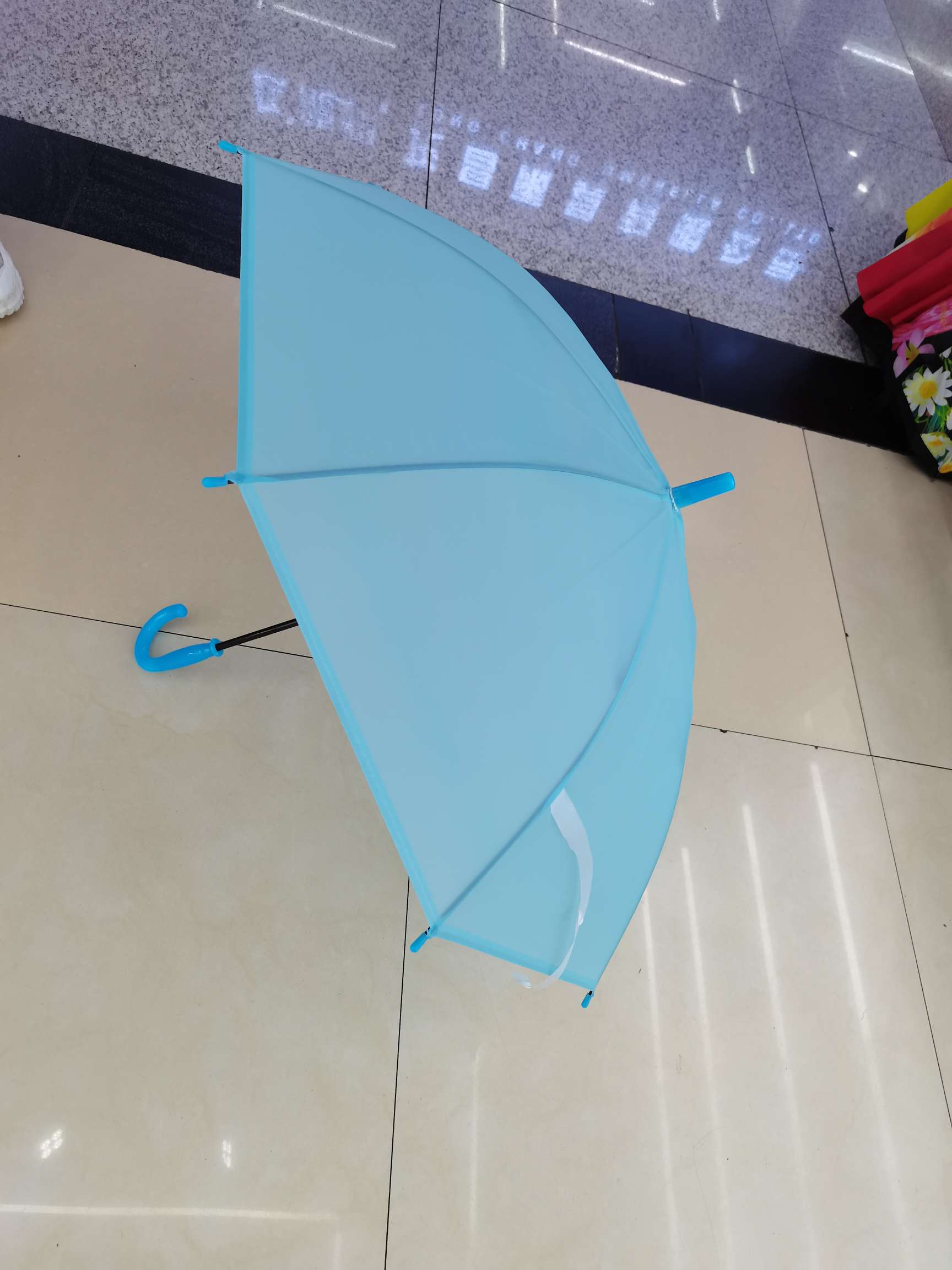 Open a children's umbrella