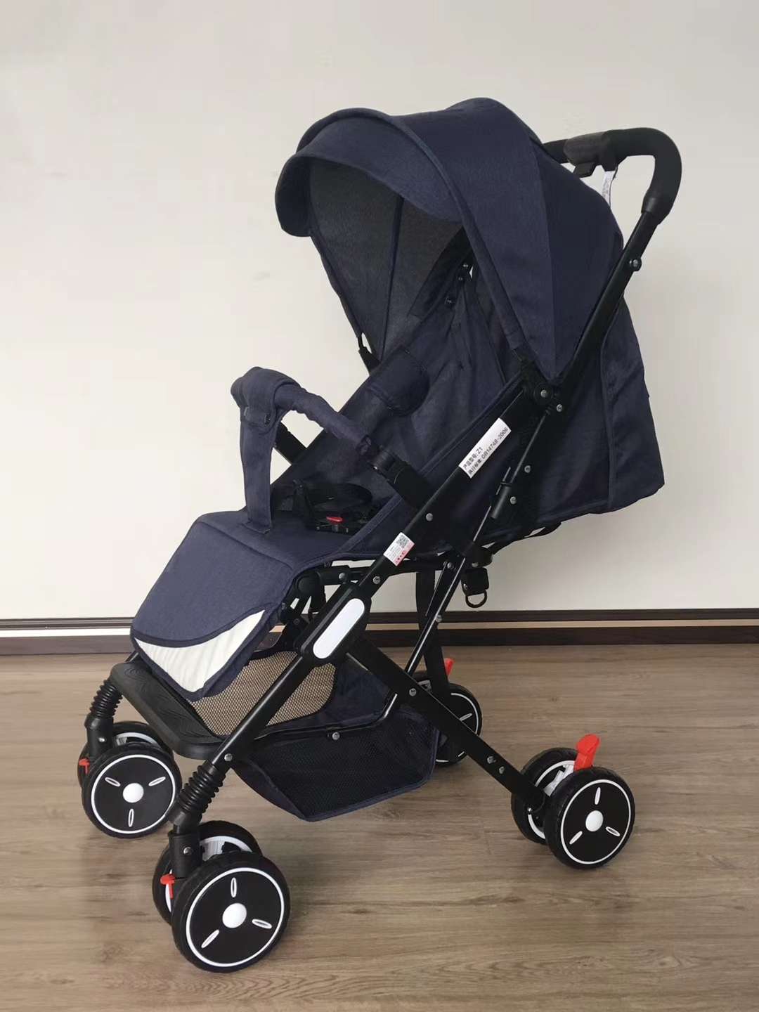 The baby stroller can be folded with one click Application Scenario