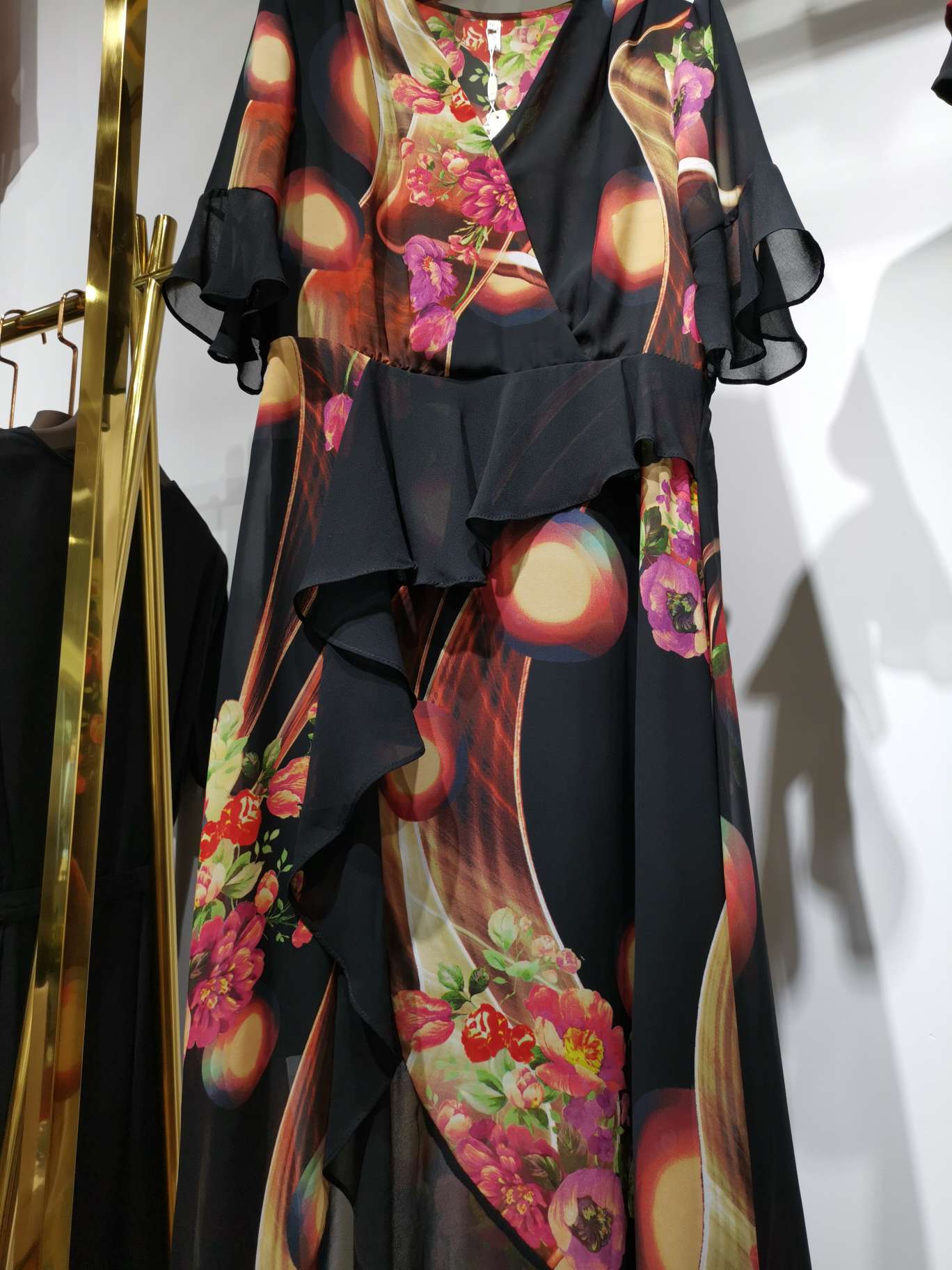 A fancy fancy Y-neck fashionable long dress