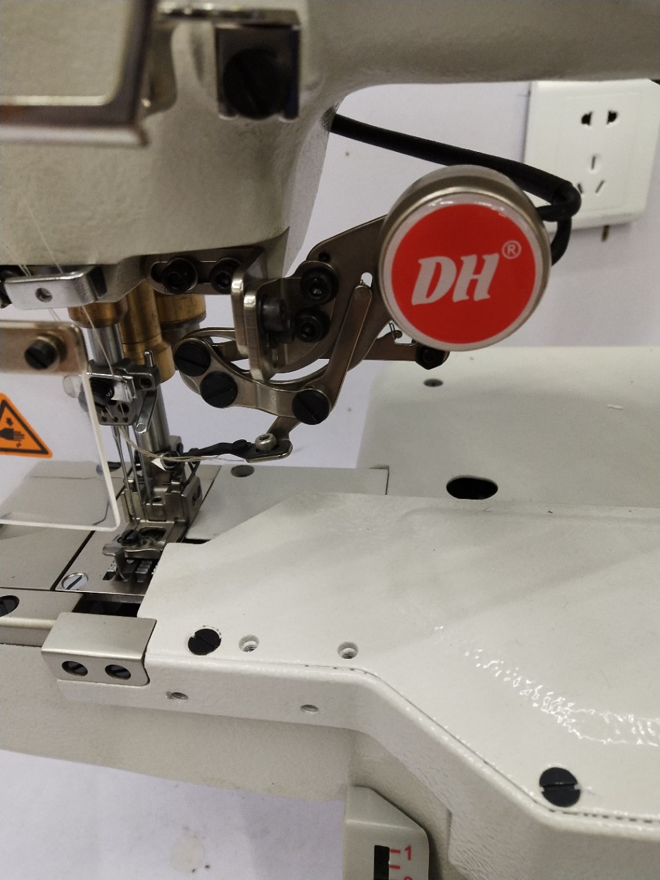 Bruce sewing machine, fully automatic thread cutting small mouth overstitch machine, 664 small square head overstitch machine Specification image