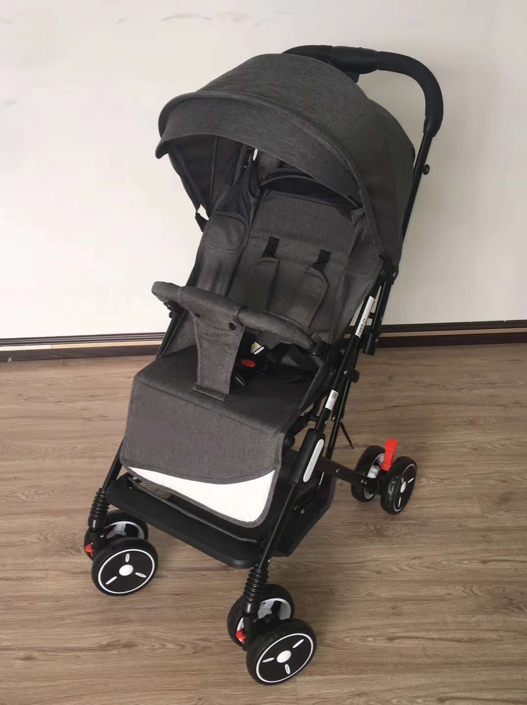 The baby stroller can be folded with one click details Picture
