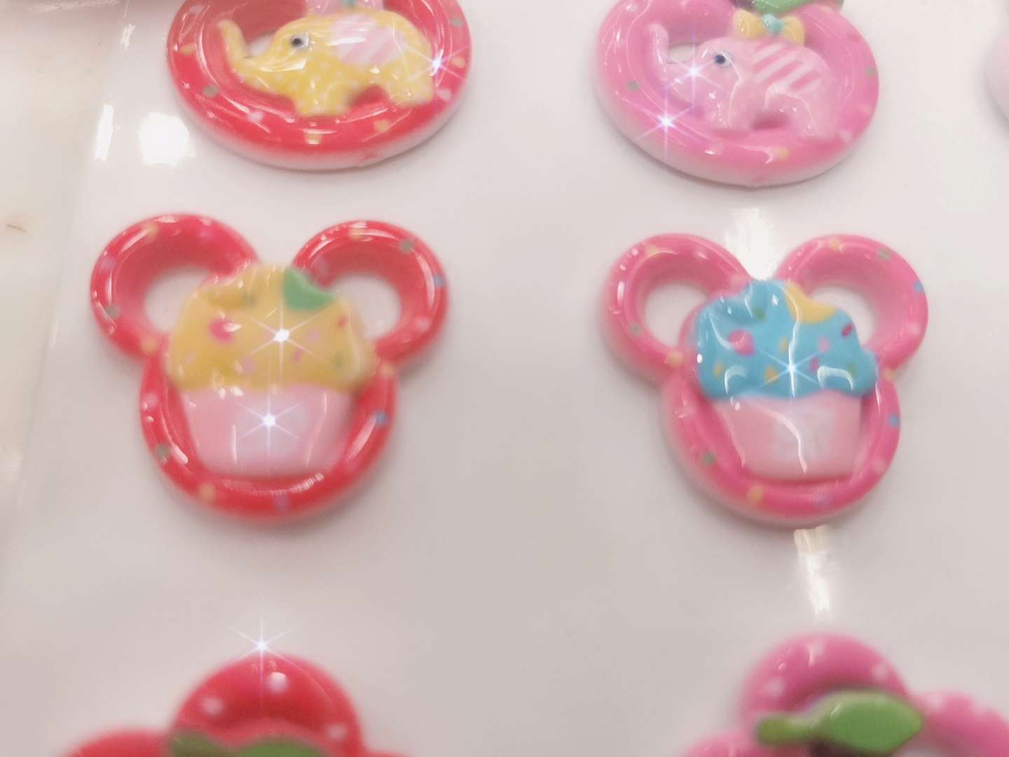 A variety of color paste accessories inside the ice cream thumbnail