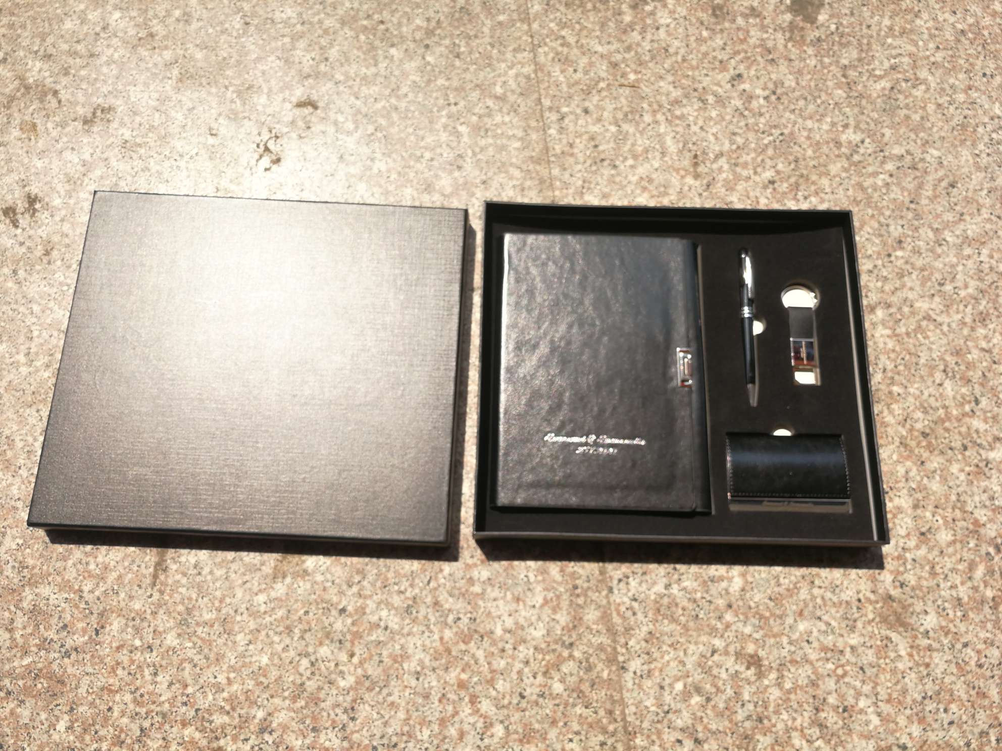 Caja de tarjetas juego llavero regalo metal bolígrafo de firma bolígrafo de perla bolígrafo de regalo titular de nombre notebook set de regalo Application Scenario