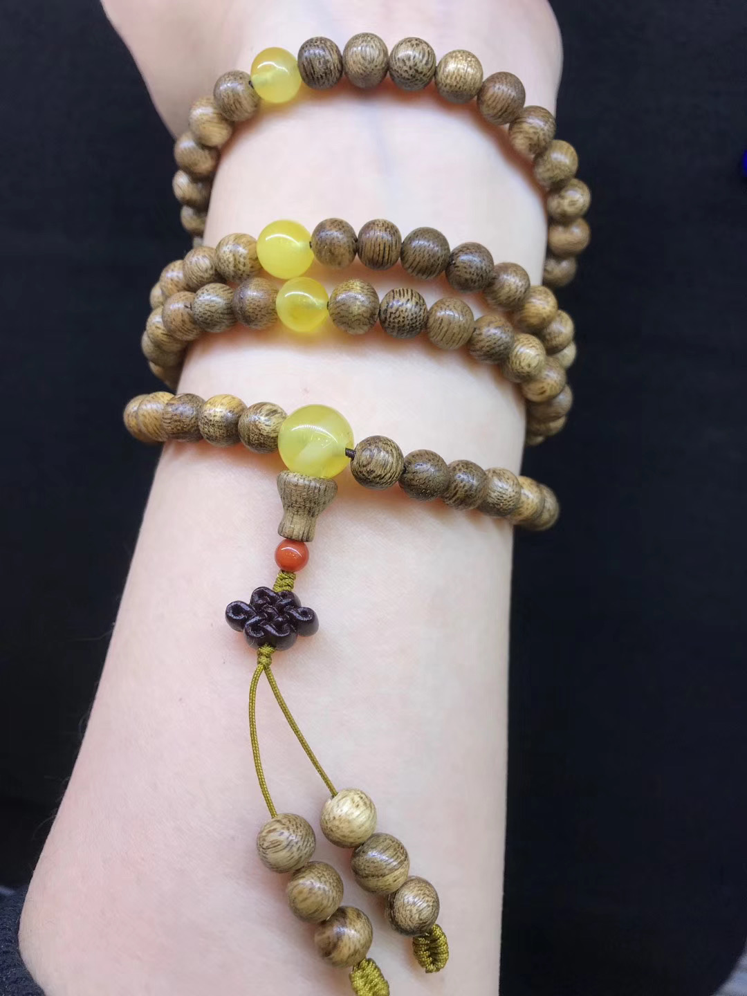 This is a new handcrafted original agarwood 6mm 108-piece multi-loop bracelet and necklace, paired with a popular traditional Chinese style series of crystal bracelet and jewelry in amber south red