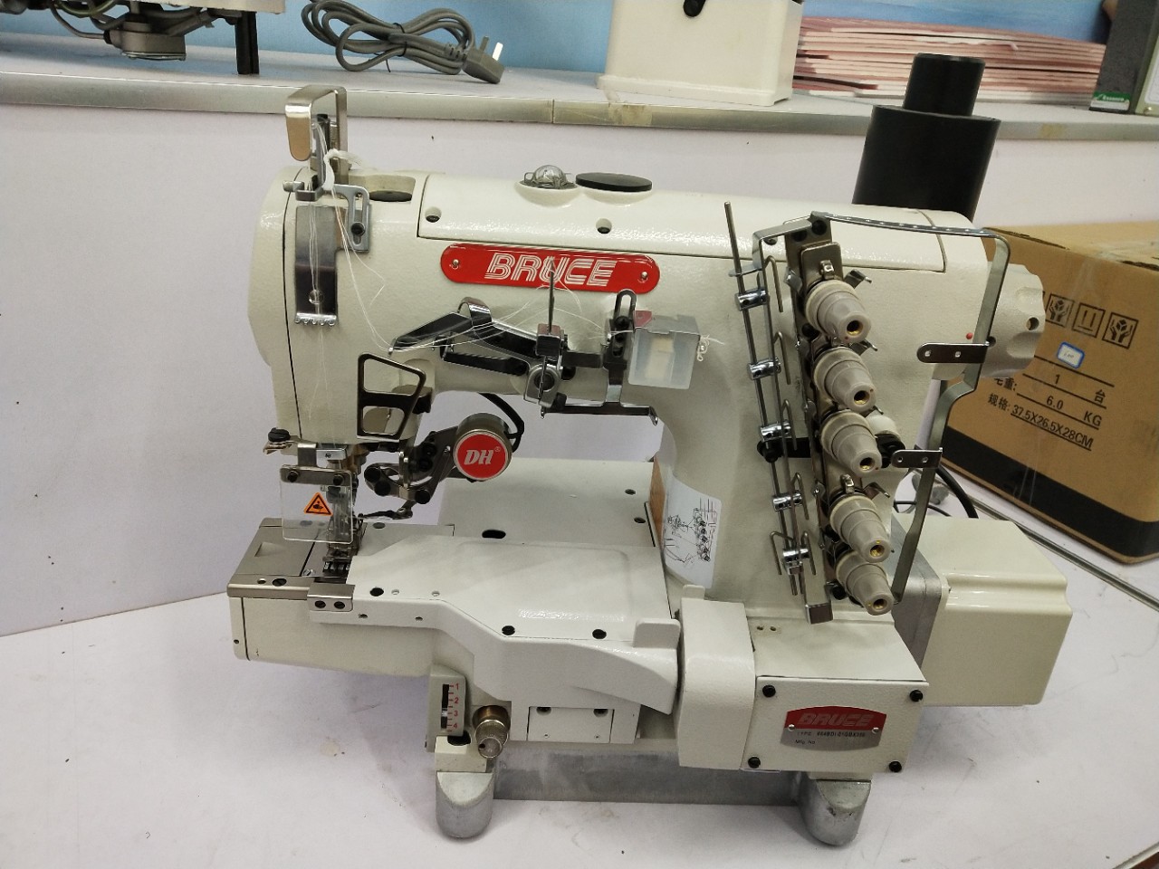 Bruce sewing machine, fully automatic thread cutting small mouth overstitch machine, 664 small square head overstitch machine