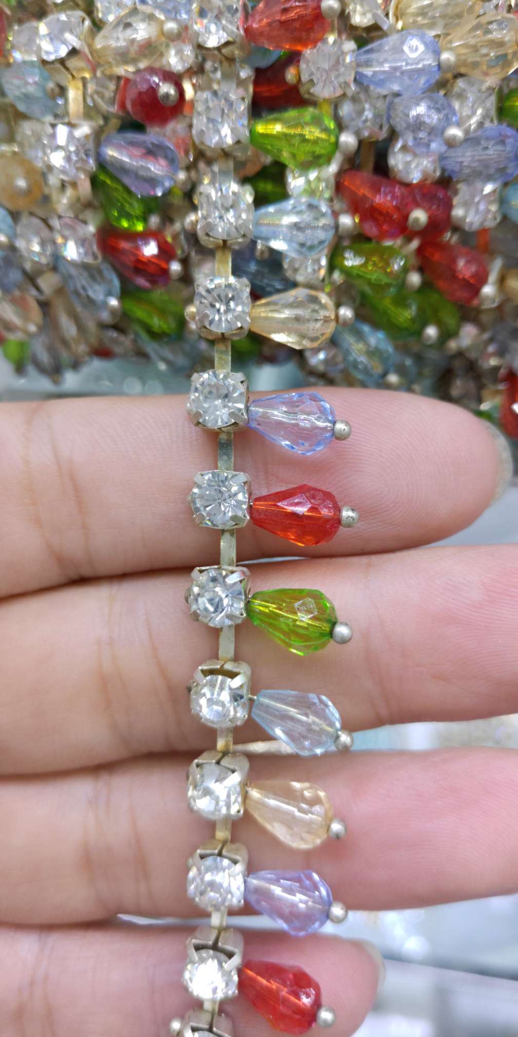 Single row of colored drops hanging from the station thumbnail