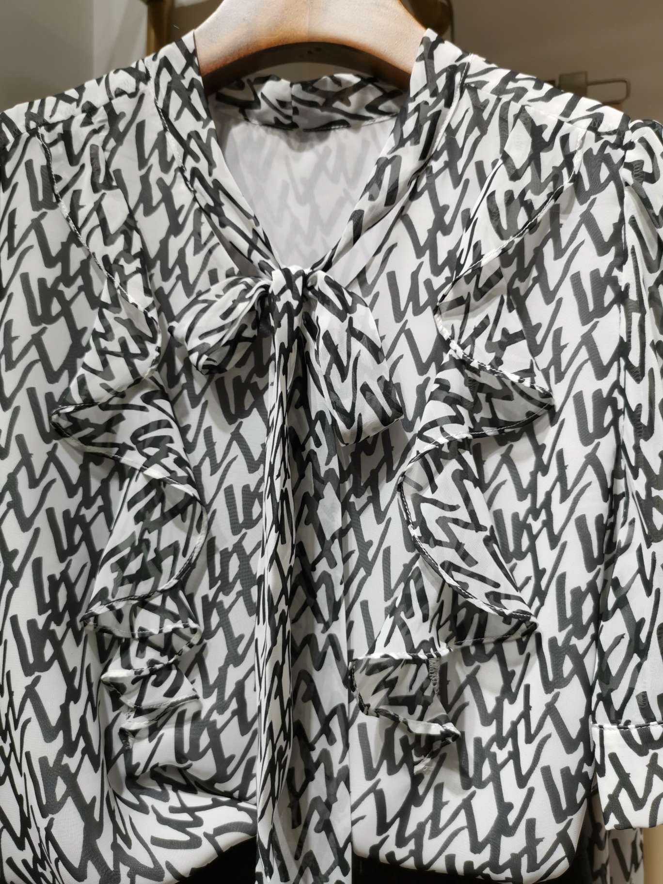 Youdaoplaceholder0 V-neck bow fashionable businesswomen 's top