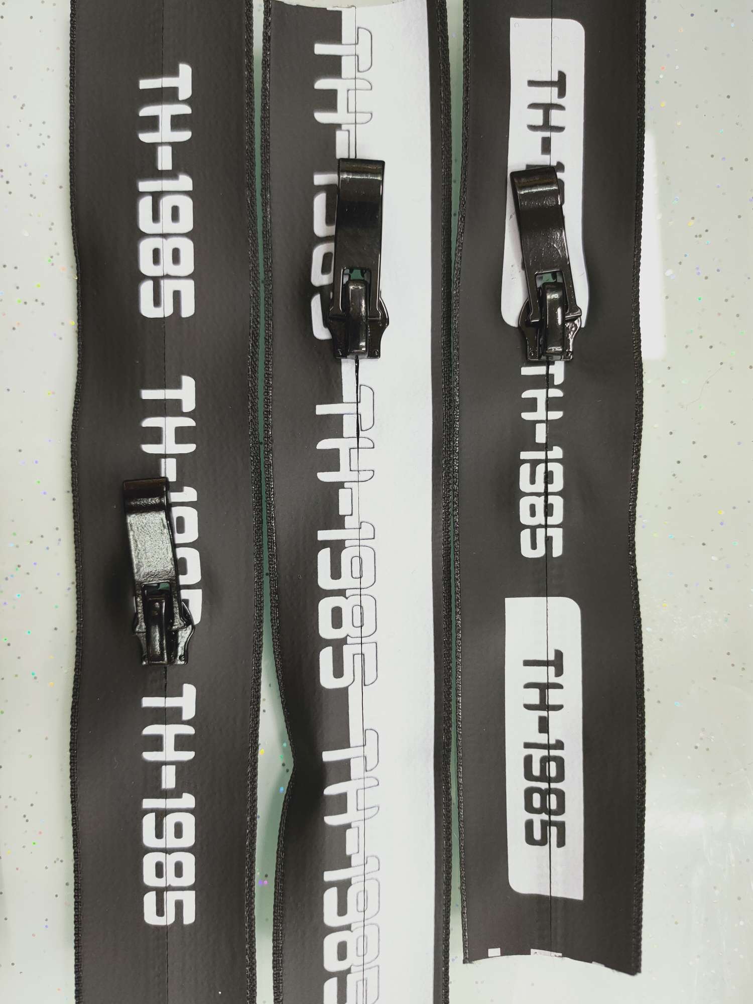 Waterproof zipper monochrome two-color tri-color printing with open end closed end code Zhuang Zhuang leather head pull-down tape and other types of pull-up head thumbnail
