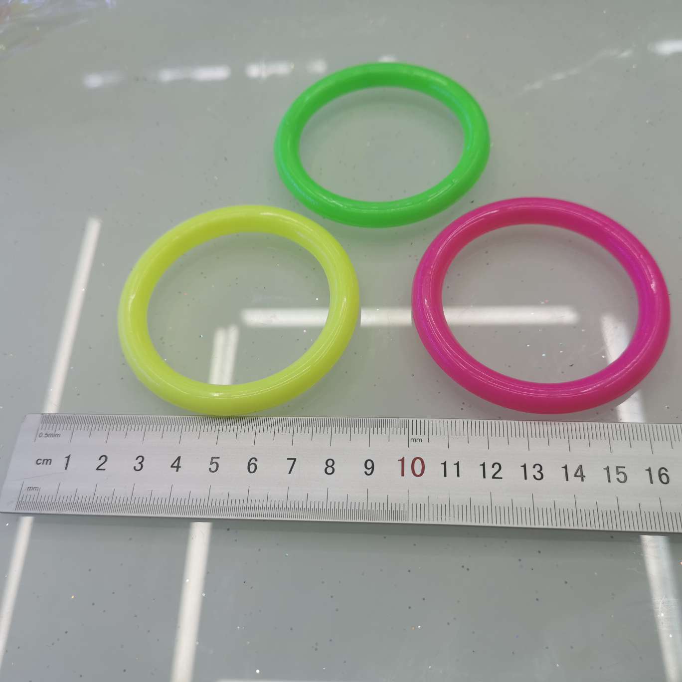 数量彩色手镯，颜色随机混装，园行的款式