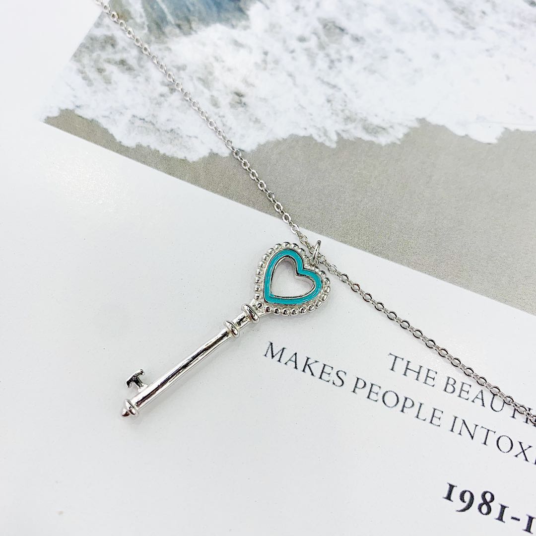 The s925 silver key heart-shaped necklace features an oil-dripping process that does not fade or cause allergies undefined