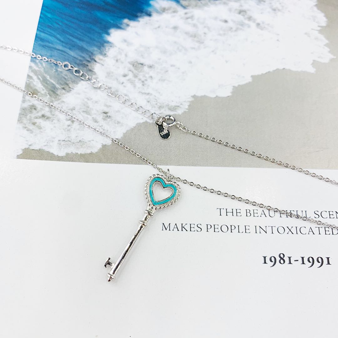 The s925 silver key heart-shaped necklace features an oil-dripping process that does not fade or cause allergies Item Picture