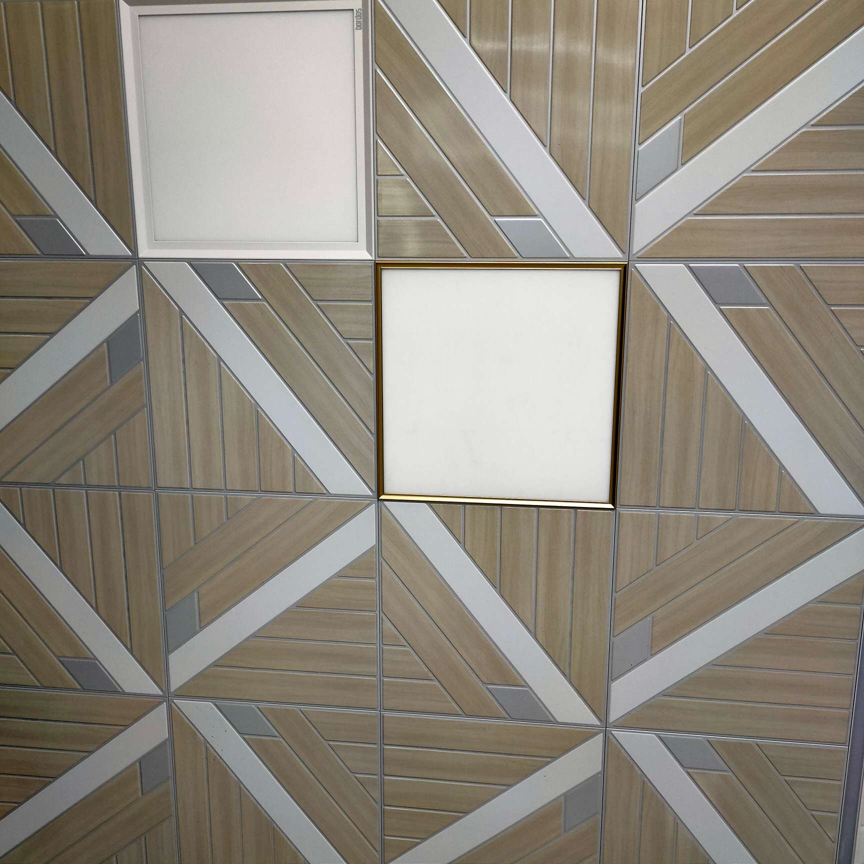 Pentium deconstructs the full roof with a 200-square-meter ceiling undefined