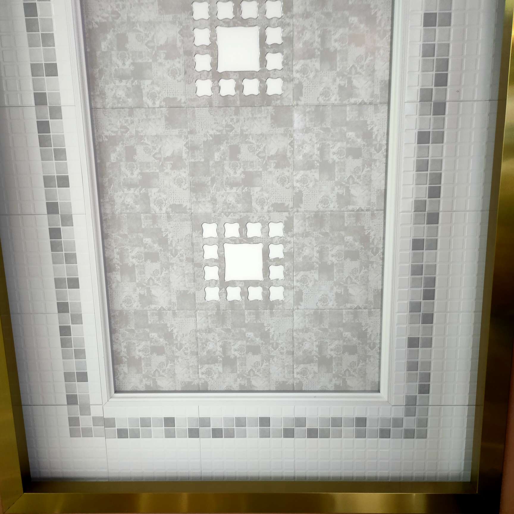 Pentium Deconstructs the full roof with a 350-square-meter ceiling undefined