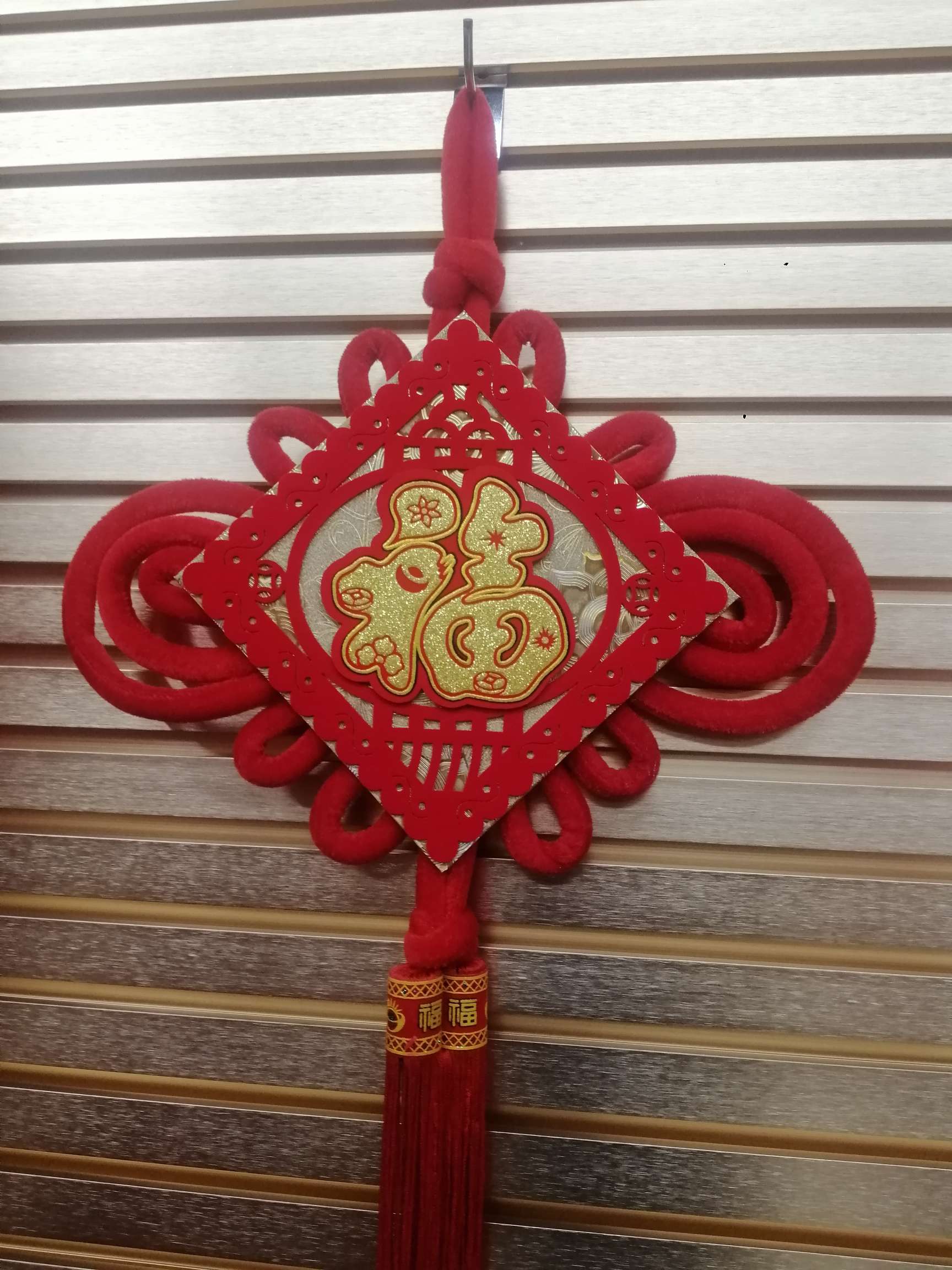 15 Paper-Cut Gold Hanging Fringe Application Scenario