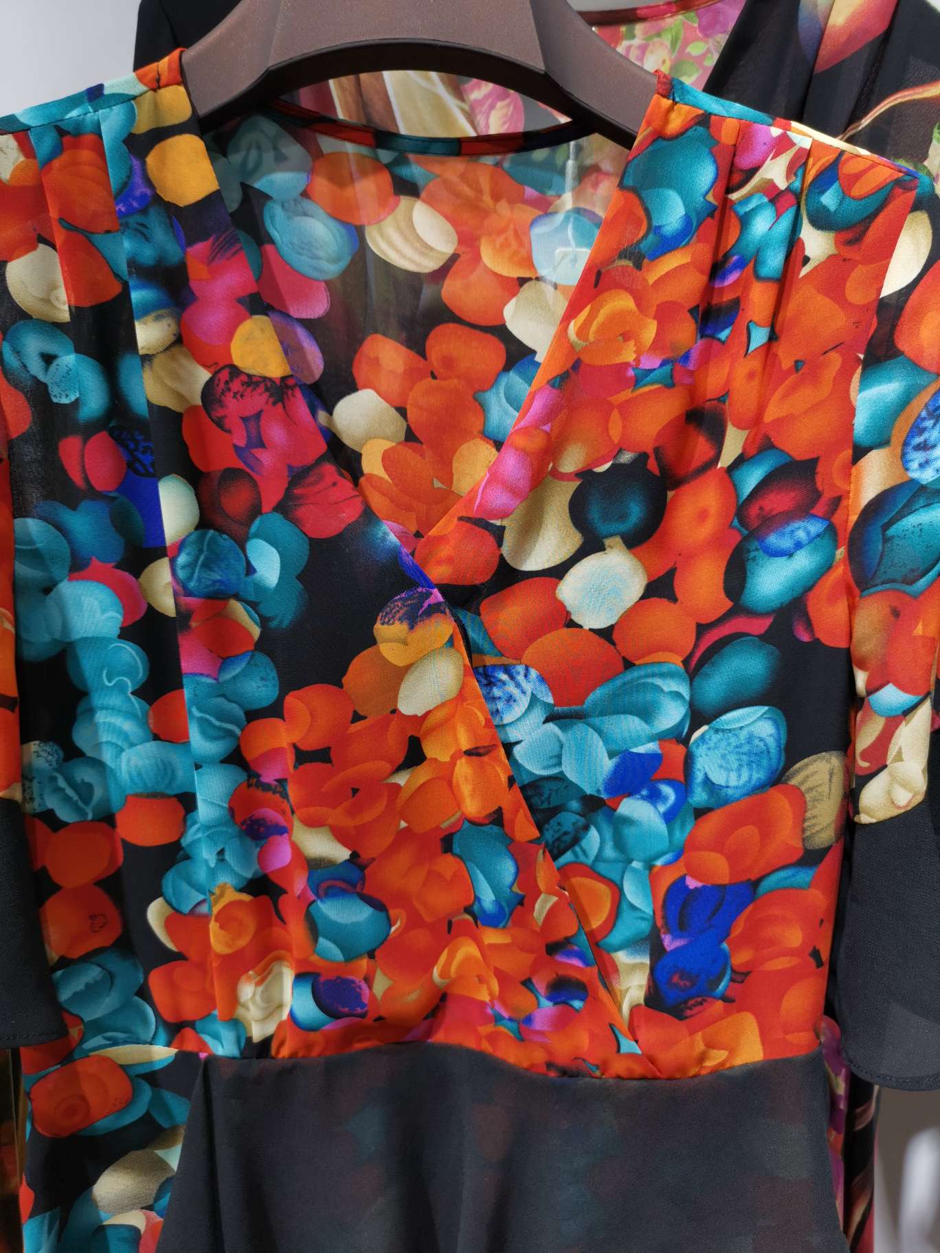 A fashionable women's dress with a Y-line collar and black chiffon edges details Picture