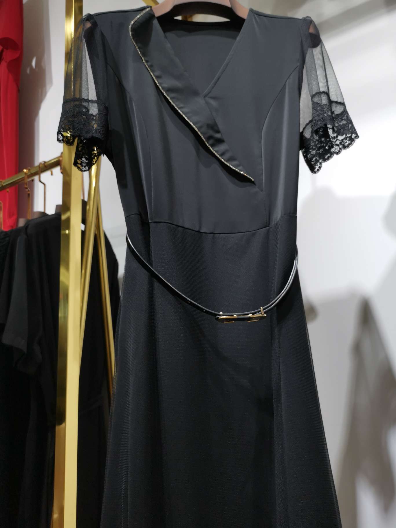 Diamond ribbon Y-shaped side-collar cinched-waist belt dress