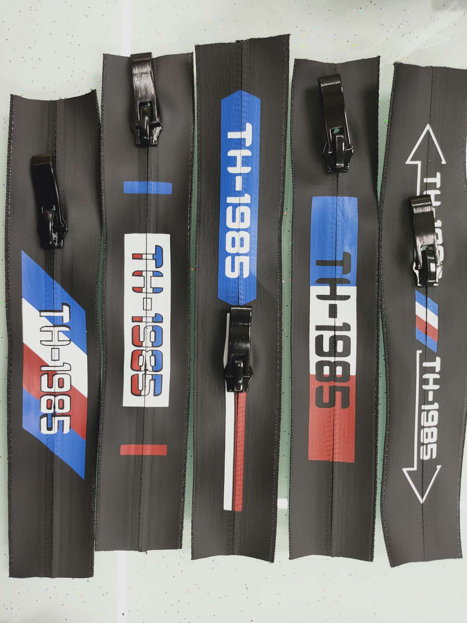 Waterproof zipper monochrome two color three color printing word open end closed end leather head pull-down piece ribbon head and many types of pull-up thumbnail