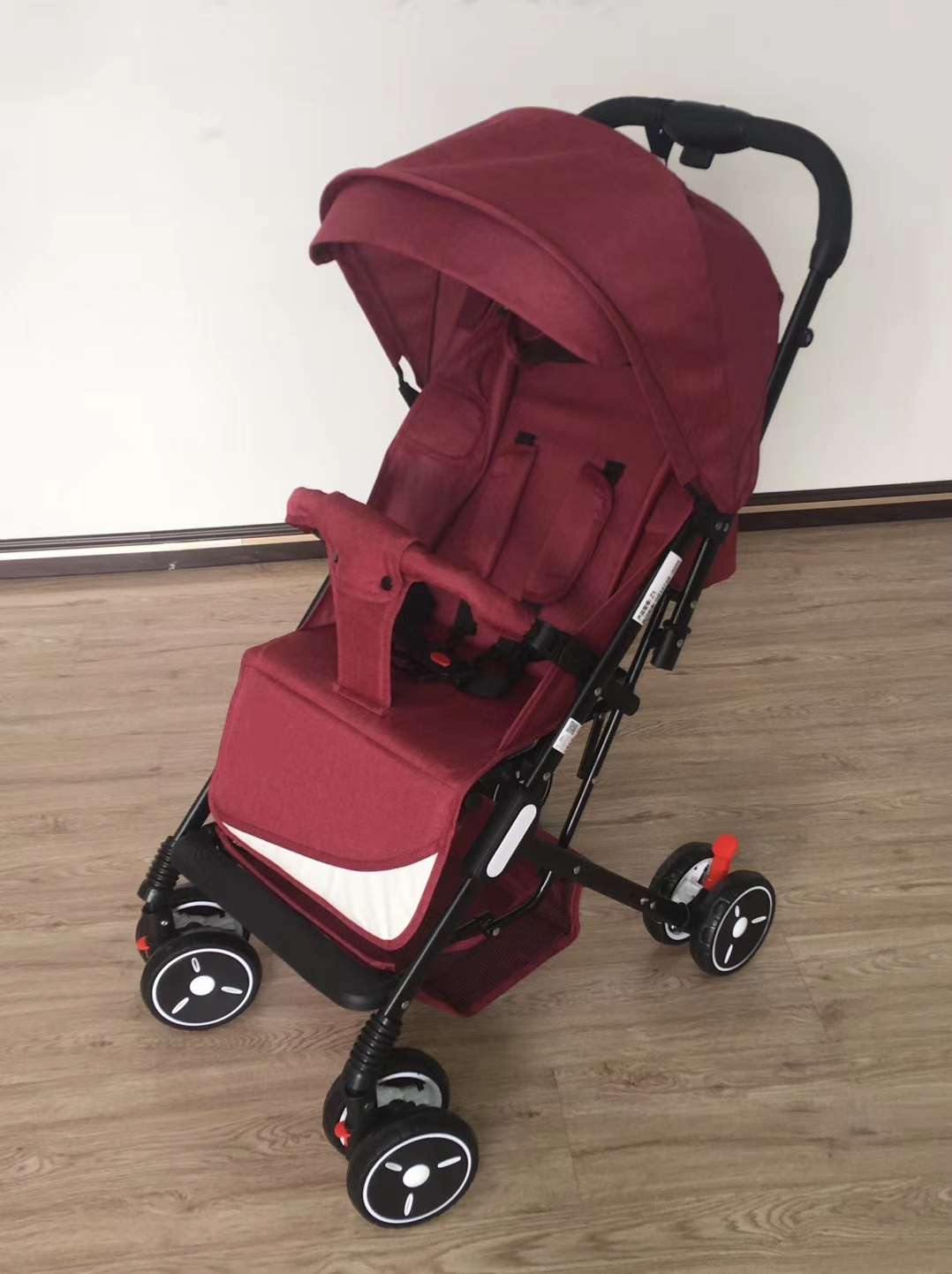 The baby stroller can be folded with one click Specification image