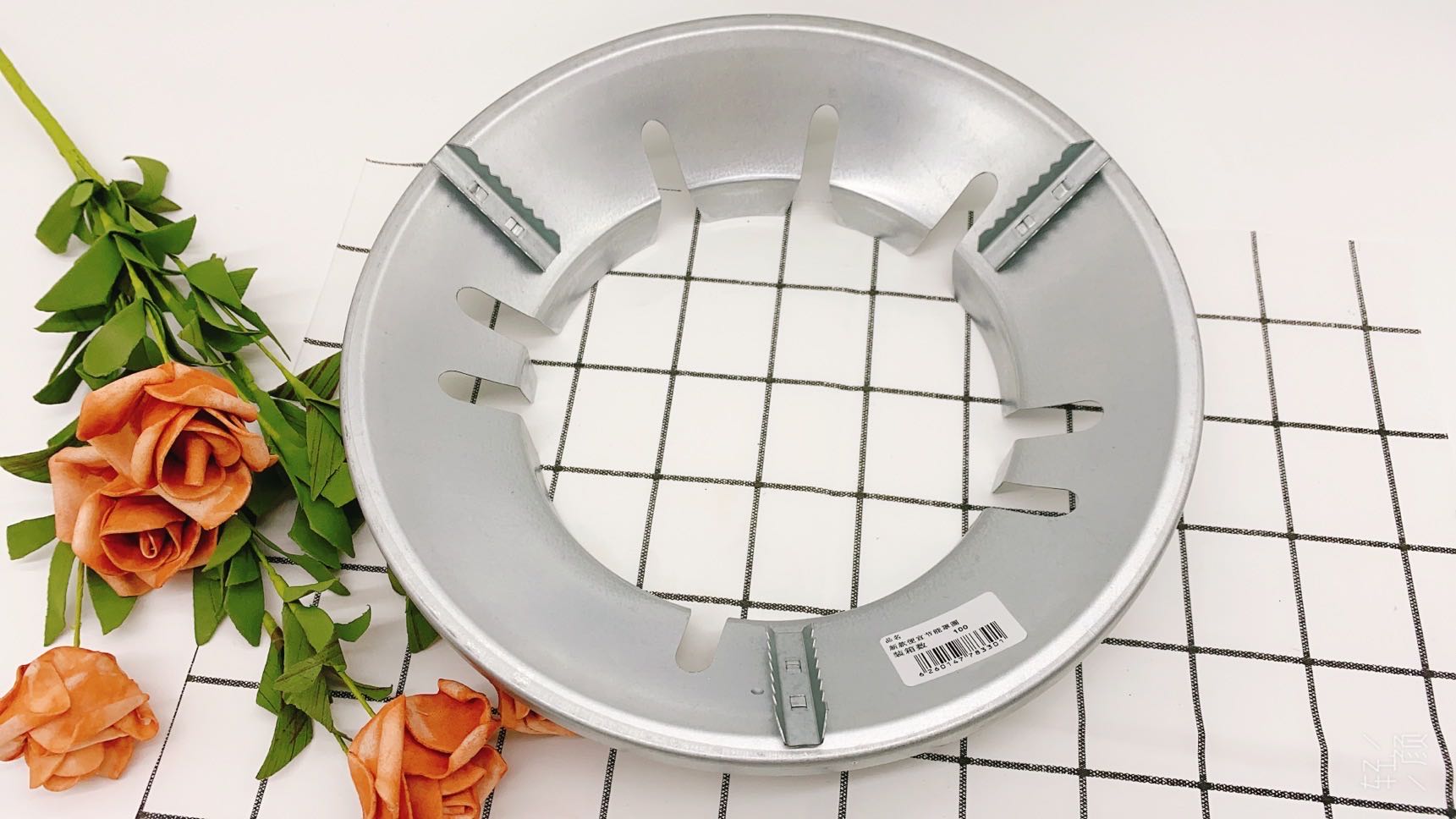 The Juhuo Eight-hole gas energy-saving hood is a popular household gas stove accessory that has become a hit on the Internet. It is a gas-saving and windproof hood details Picture