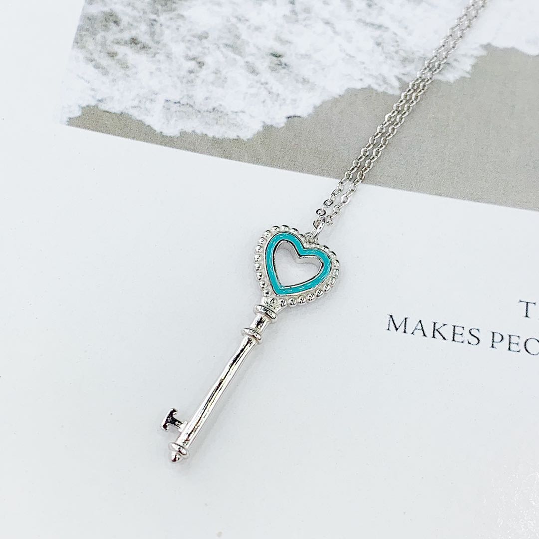 The s925 silver key heart-shaped necklace features an oil-dripping process that does not fade or cause allergies Specification image