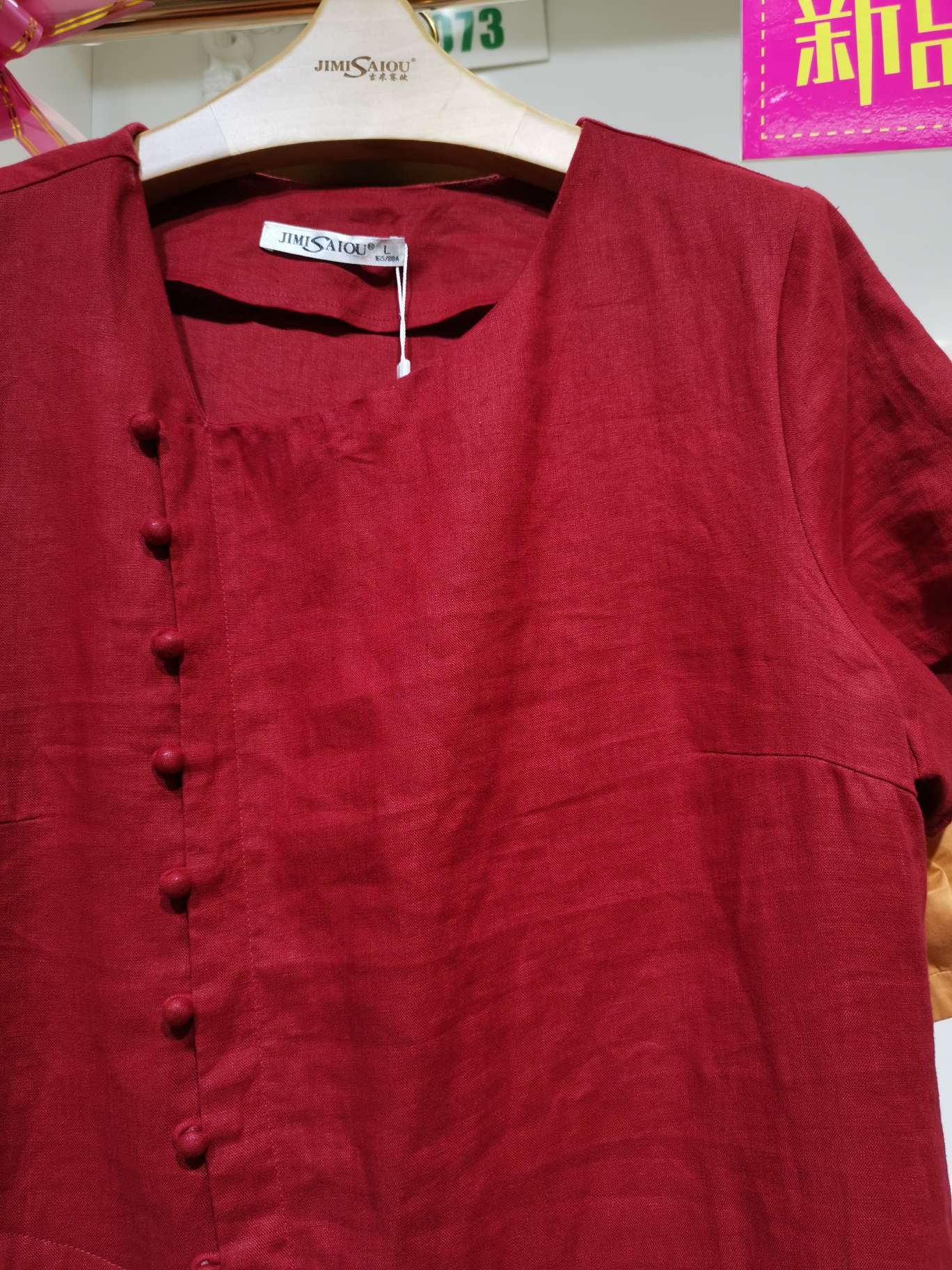 A fashionable red side-button women's dress with a large Y-neck details Picture