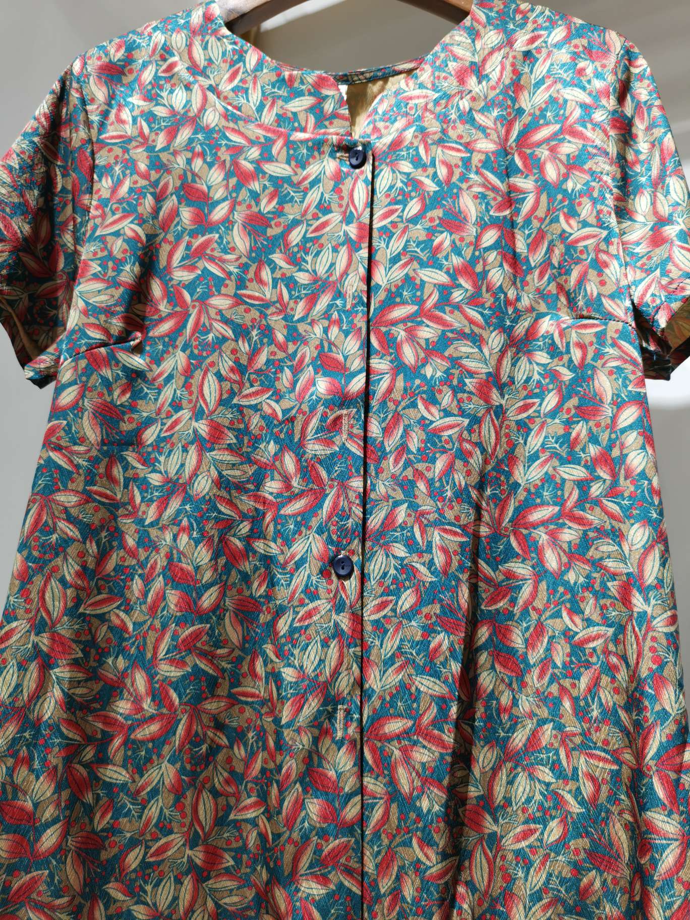 A fashionable multi-sided collar single-breasted color women's top