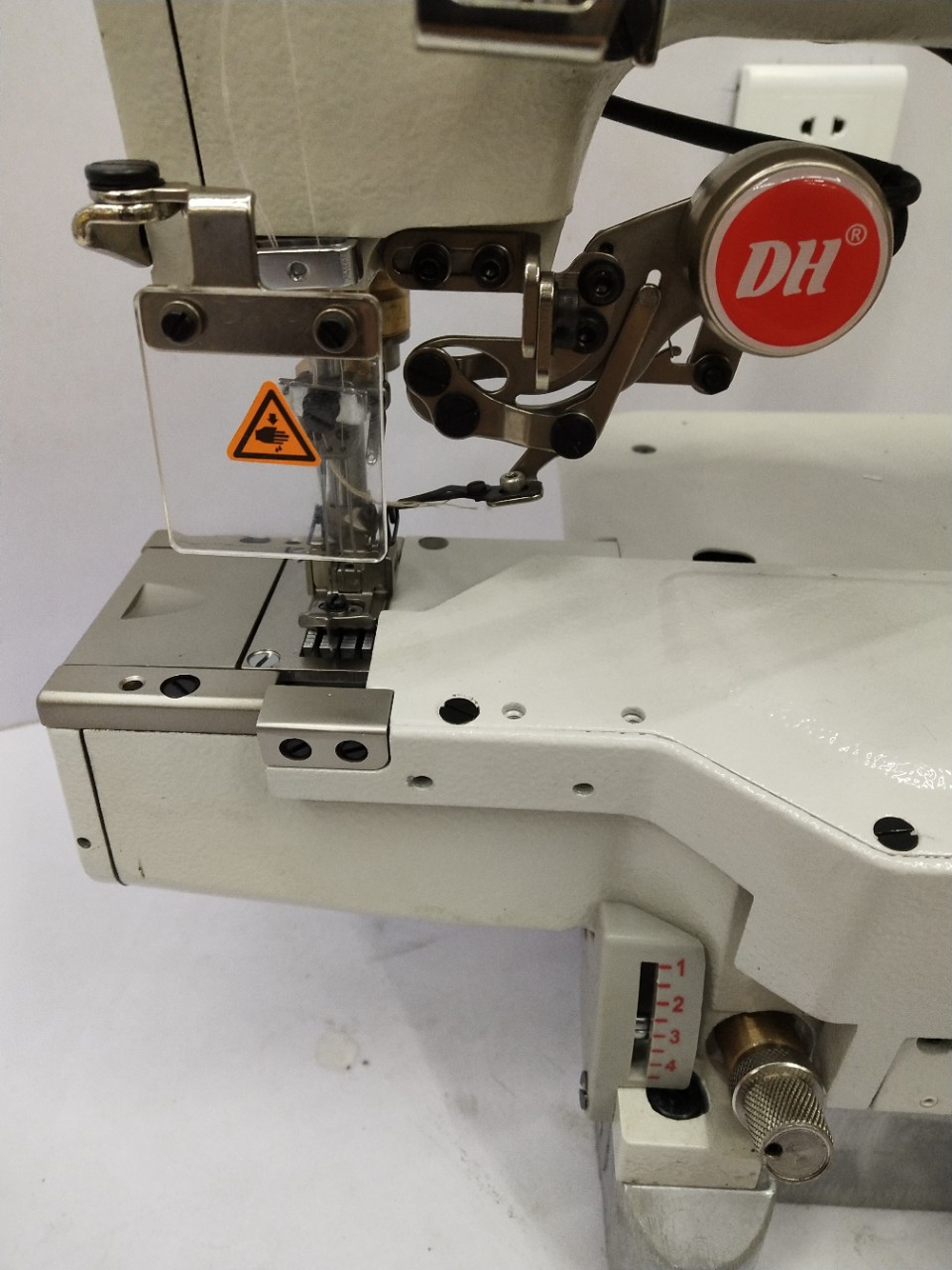Bruce sewing machine, fully automatic thread cutting small mouth overstitch machine, 664 small square head overstitch machine Application Scenario