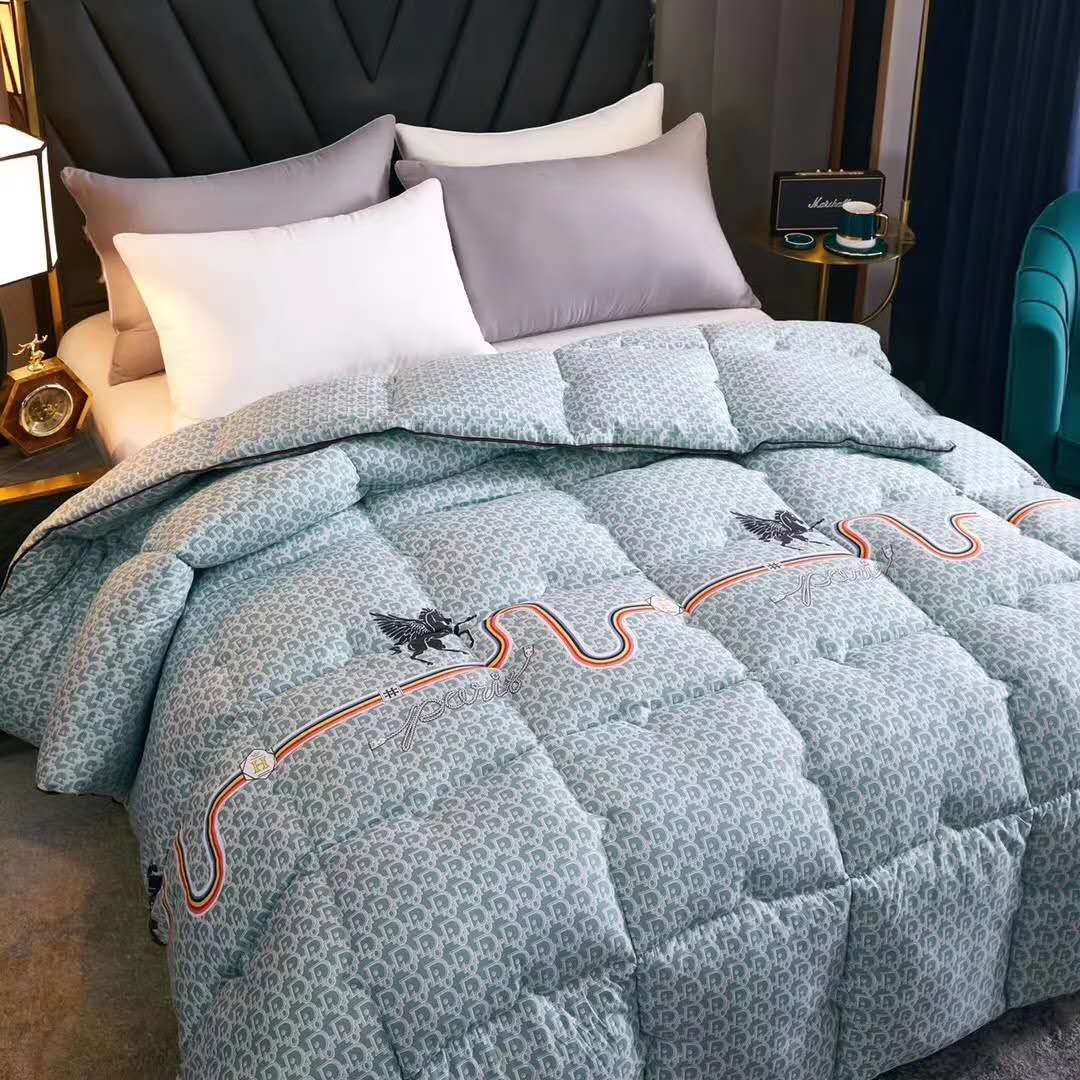 The cotton-filled spring and autumn quilt is 1.5*2 and sold directly by the manufacturer in blue
