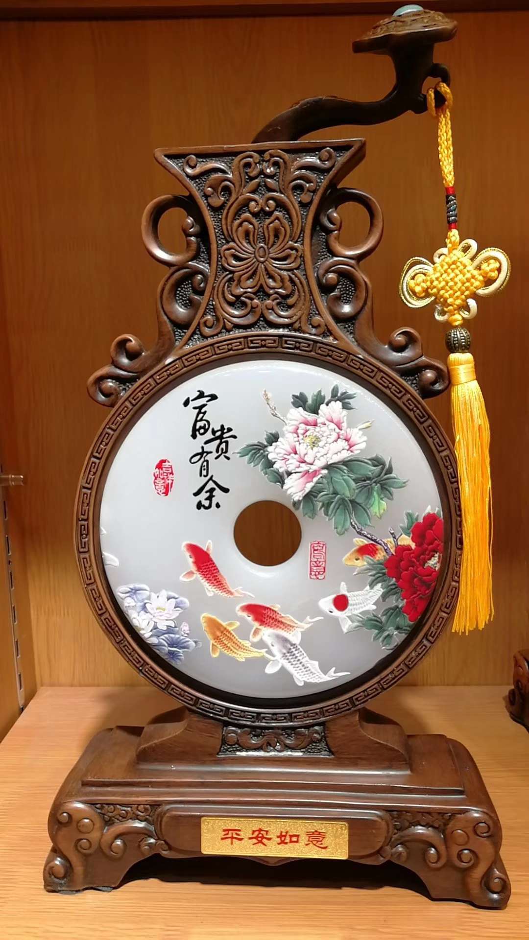 There are plenty of vase and jade decorations thumbnail