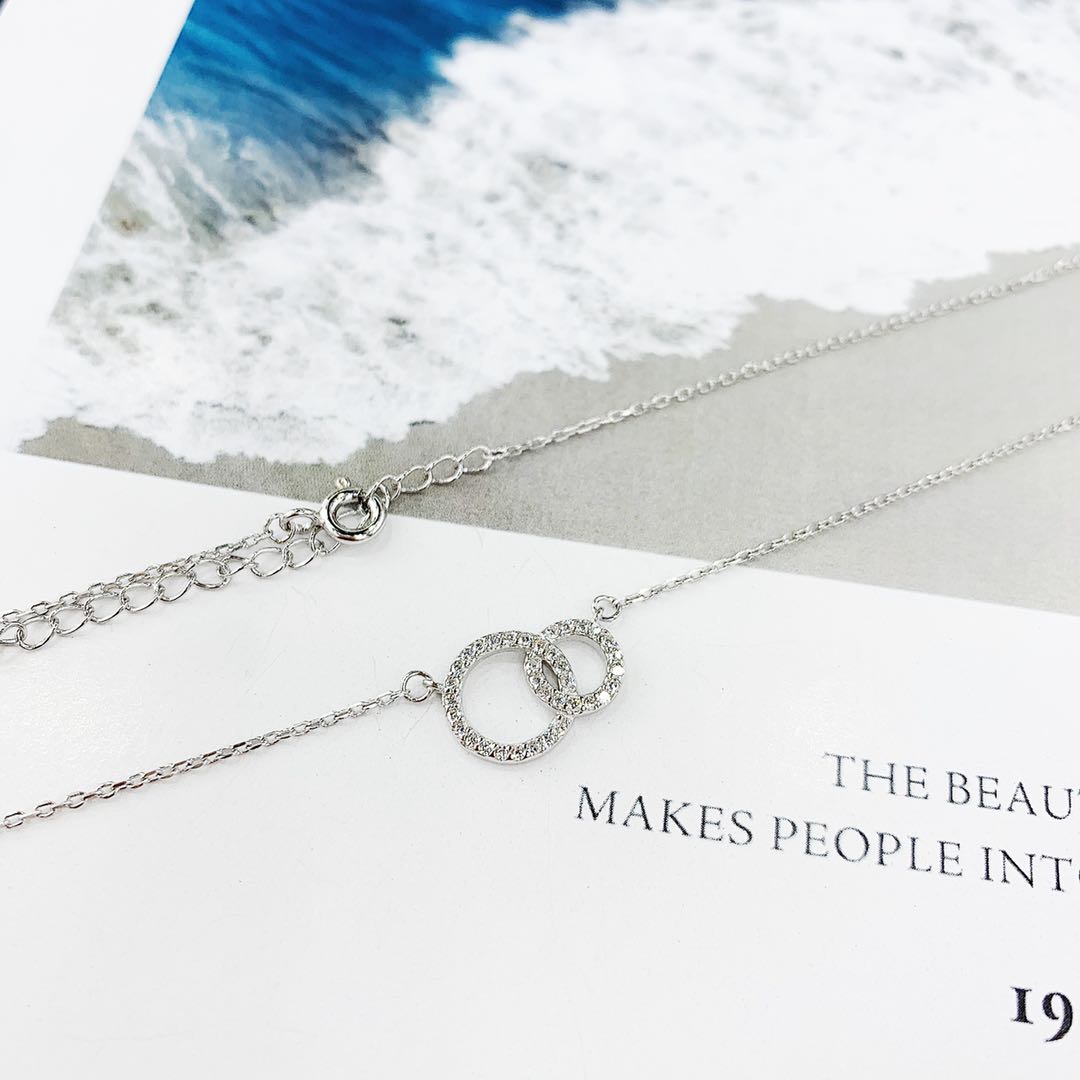 The s925 silver micro-inlaid diamond interlocking necklace does not fade and does not cause allergies Application Scenario