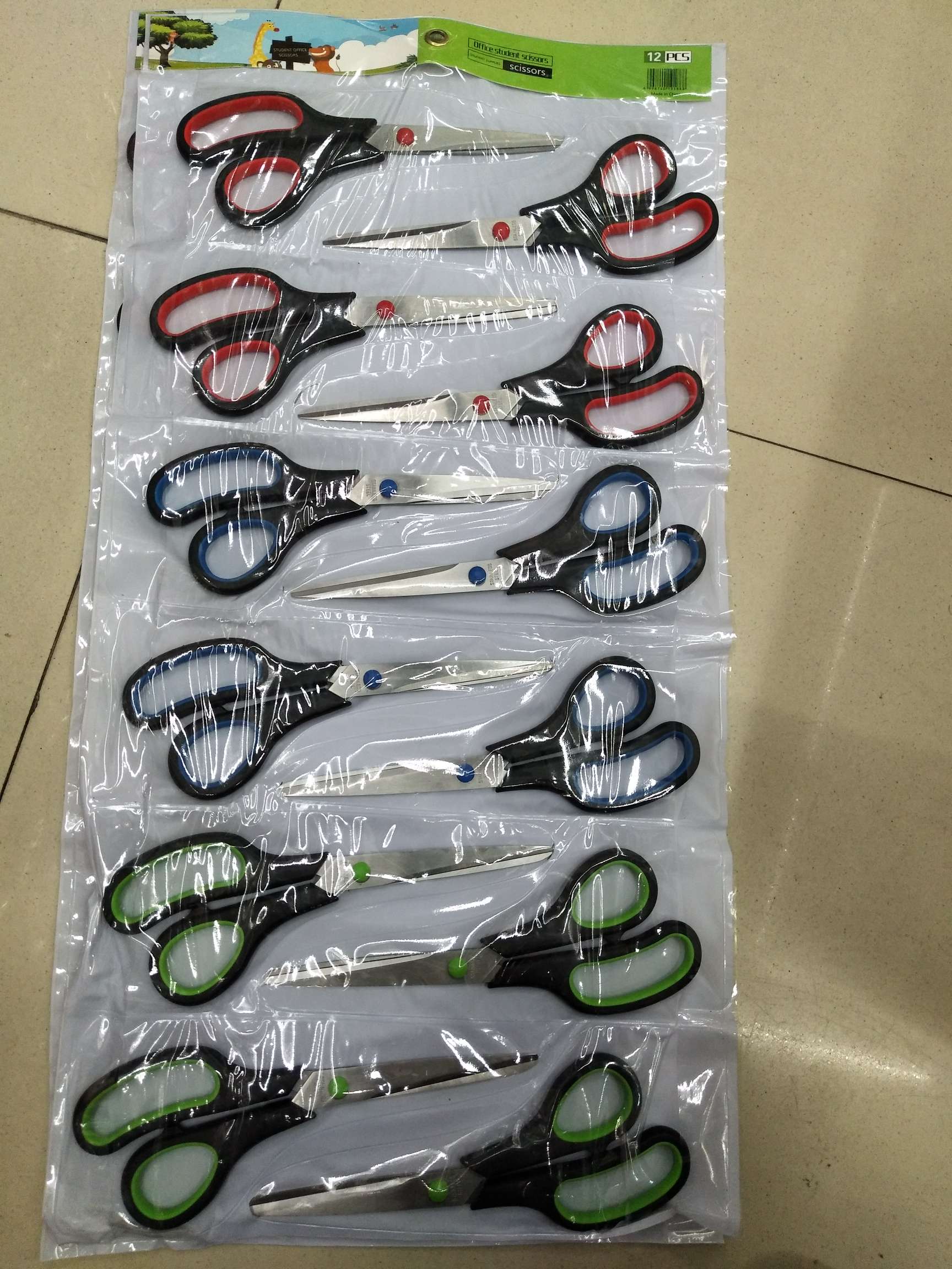 A box of 8.5-inch bag-cutting scissors is 360 degrees