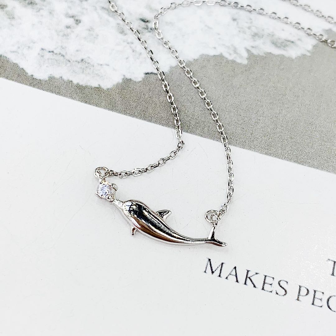 The s925 silver zircon dolphin necklace does not fade and does not cause allergies undefined