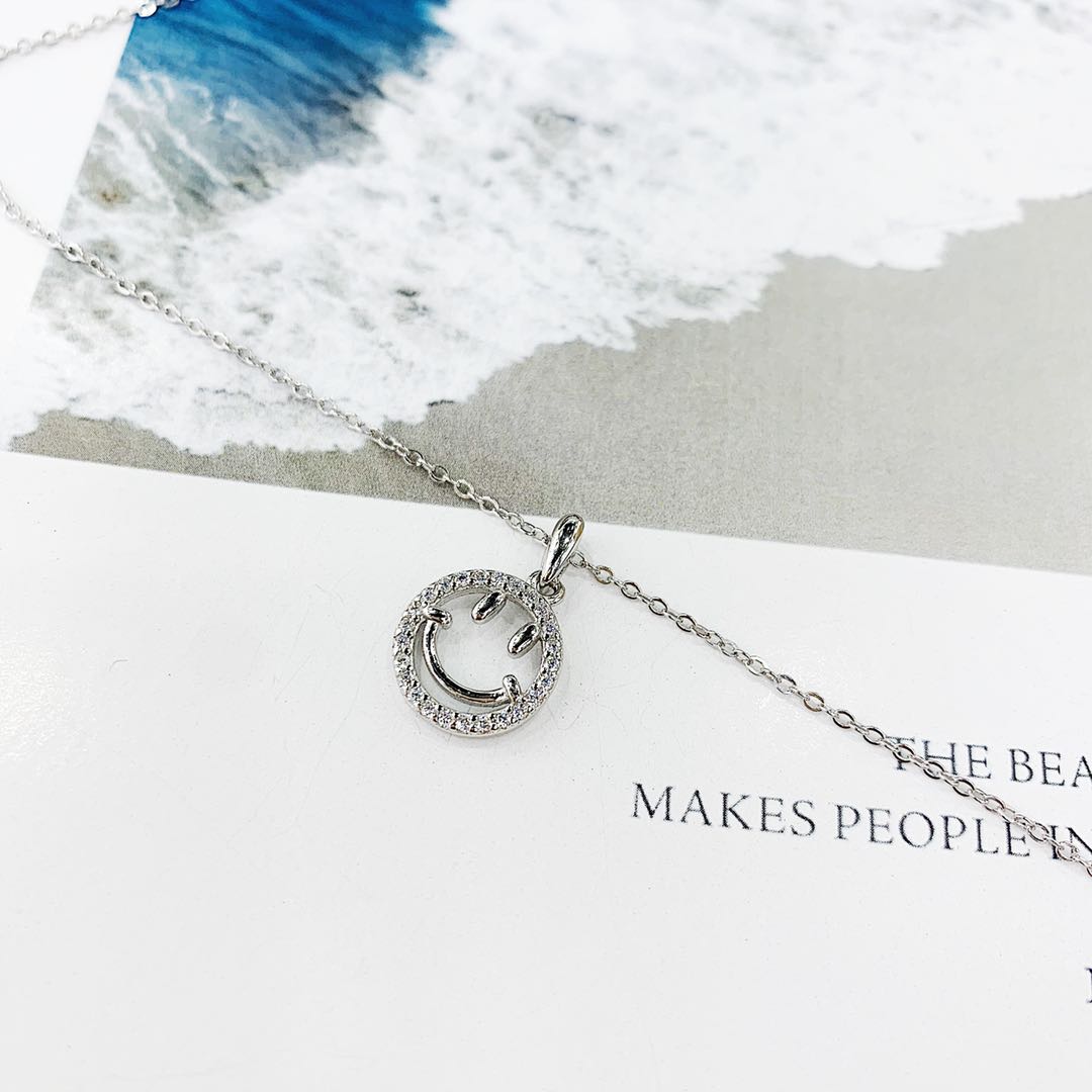 The s925 silver micro-studded smiling face necklace does not fade and does not cause allergies Specification image