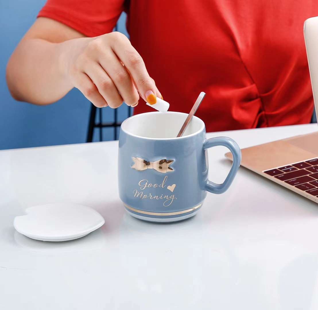 HY991 480ml embossed gilded bow Ceramic cup, glossy glazed Ceramic cup, Ceramic lid, stainless steel spoon Item Picture