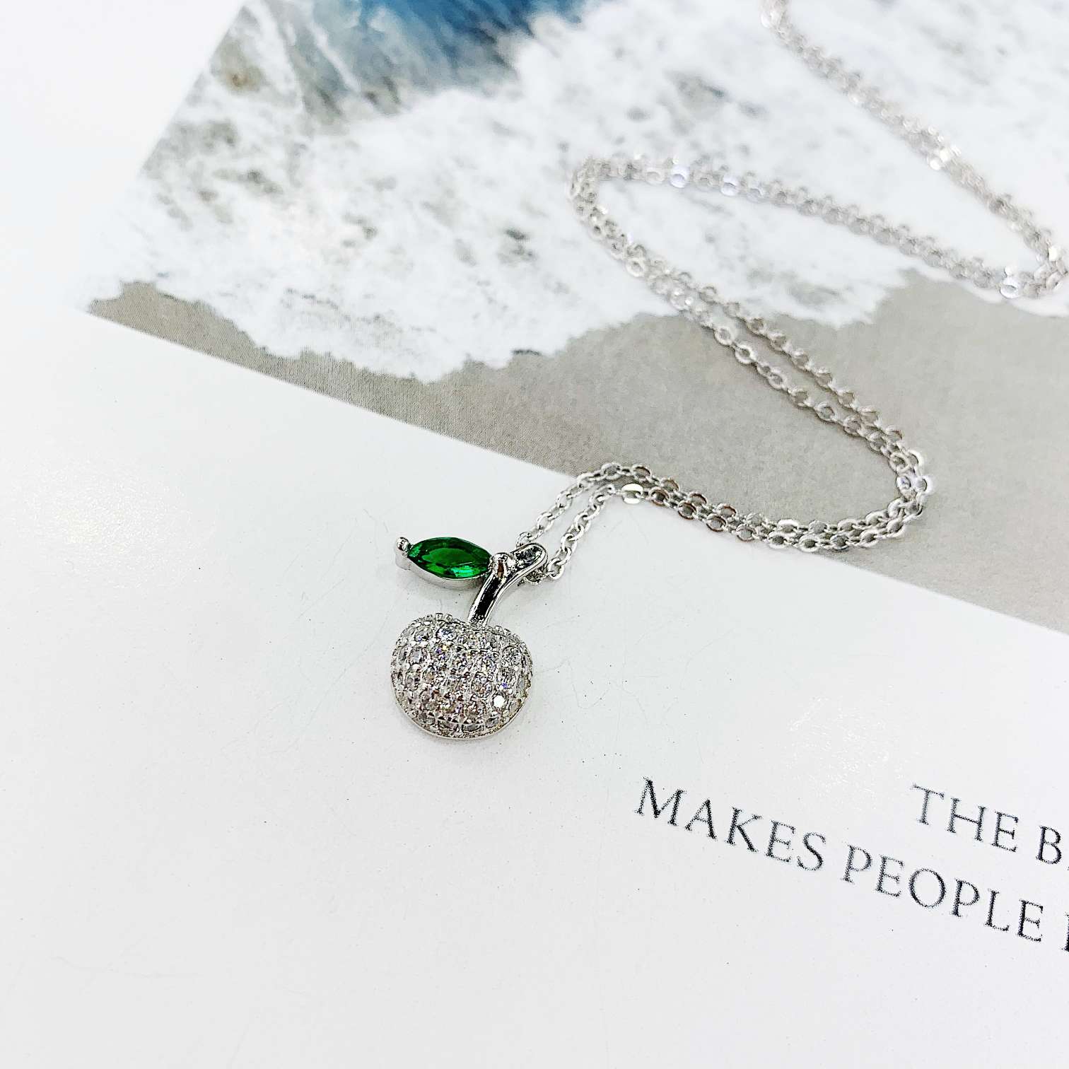 The s925 silver micro-encrusted apple necklace does not fade and does not cause allergies