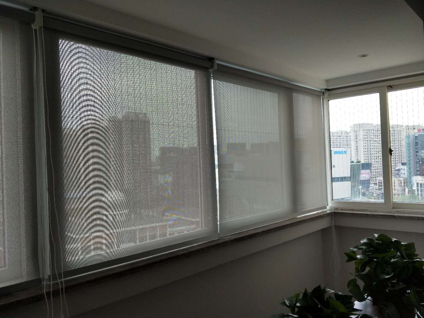 The 2021 new style of roller blind sun fabric engineering curtain is custom-made for various public places such as offices, office buildings, banks, and can be customized with logos details Picture