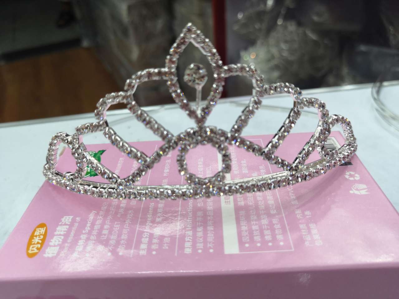 Crown 14 details Picture