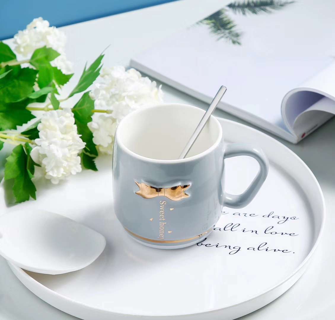 HY991 480ml embossed gilded bow Ceramic cup, glossy glazed Ceramic cup, Ceramic lid, stainless steel spoon Application Scenario